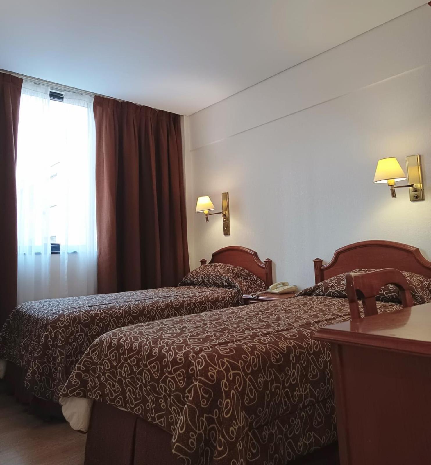 Quarto com 2 Camas de Solteiro