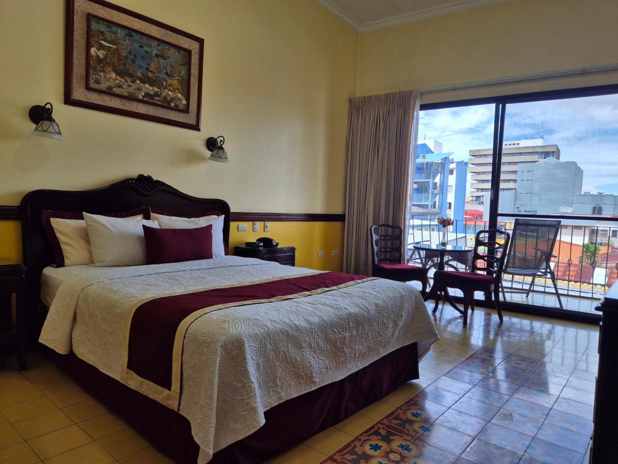 Deluxe Queen Suite