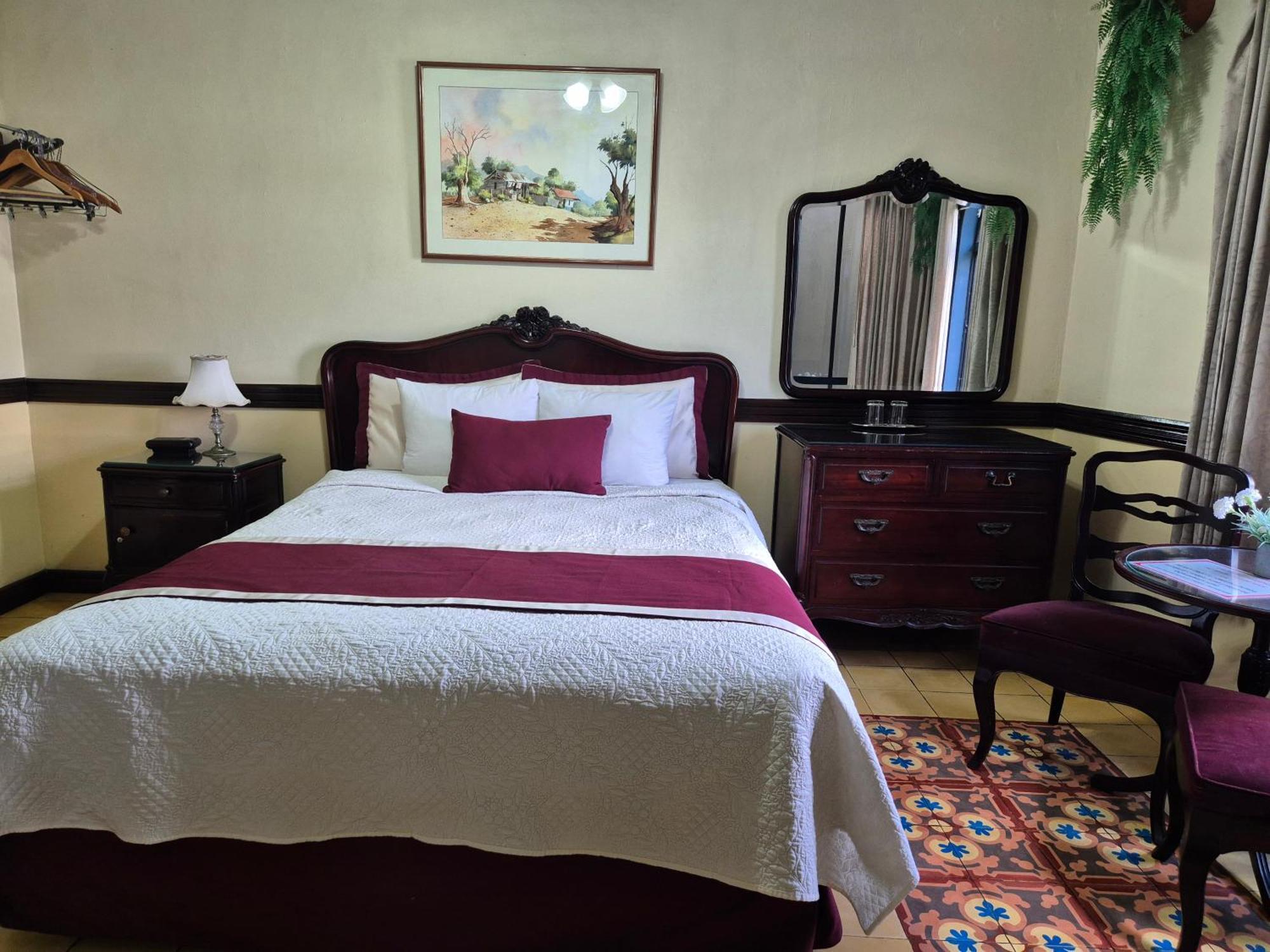 Standard Queen Room