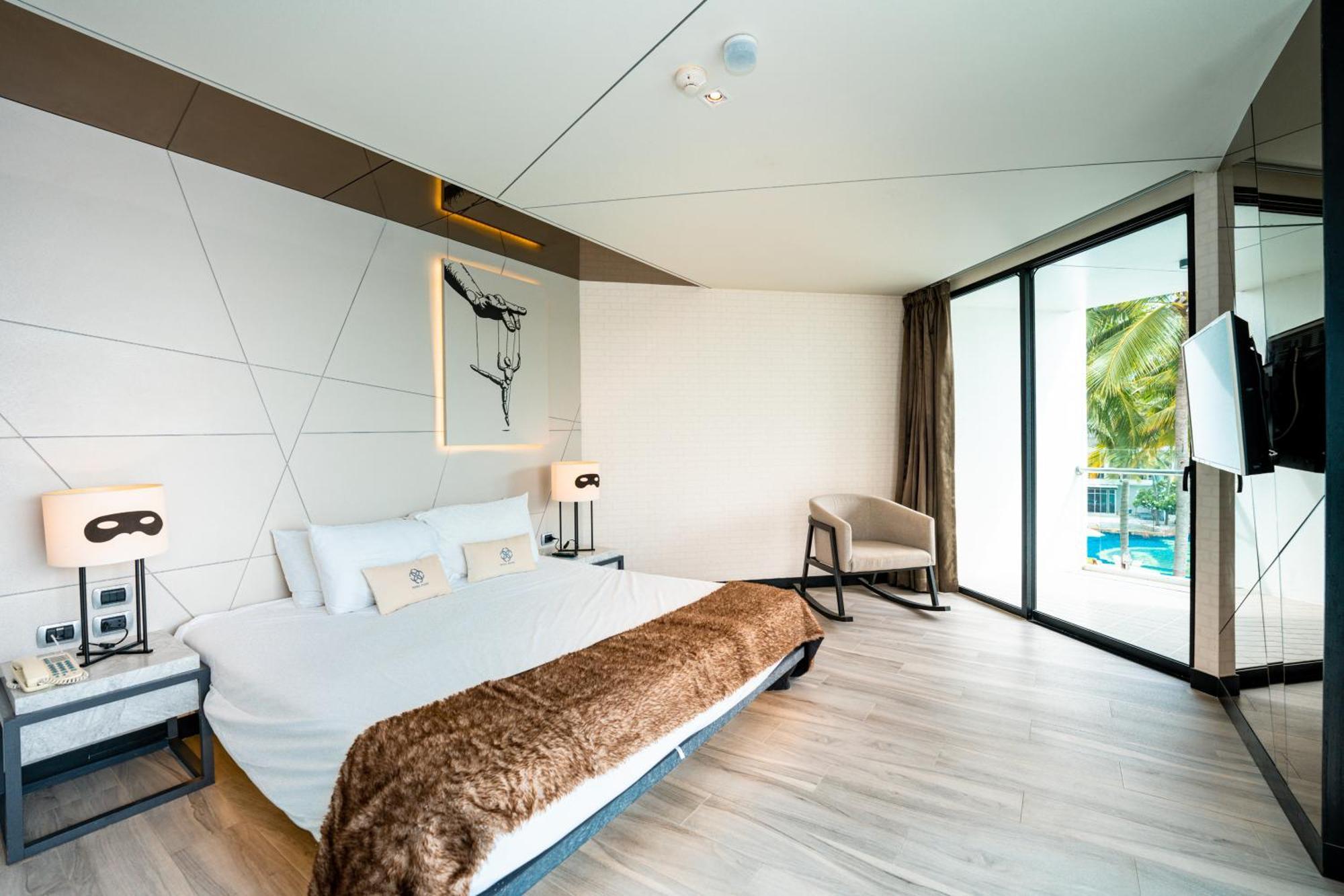Deluxe Corner Sea View Room