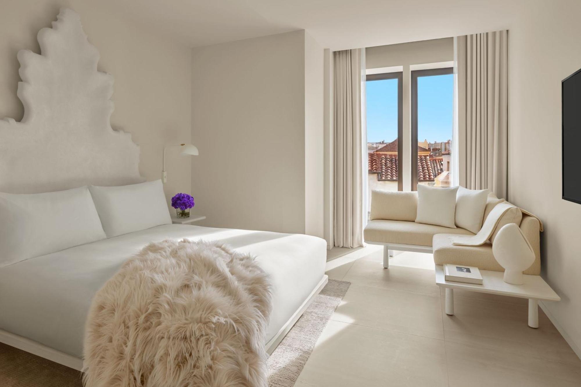 Deluxe Zimmer mit Kingsize-Bett und Stadtblick