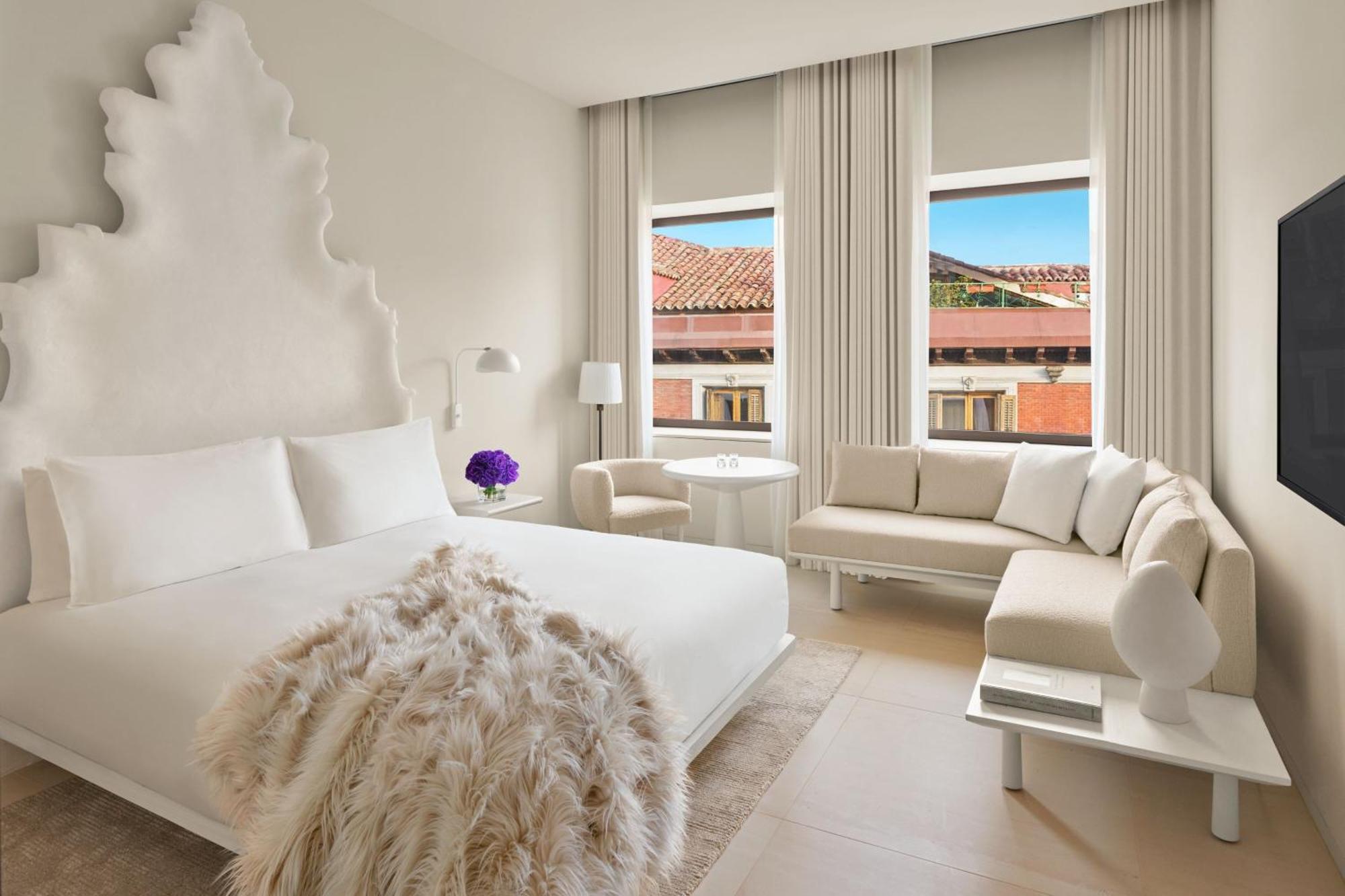 Deluxe Zimmer mit Kingsize-Bett und Straßenblick