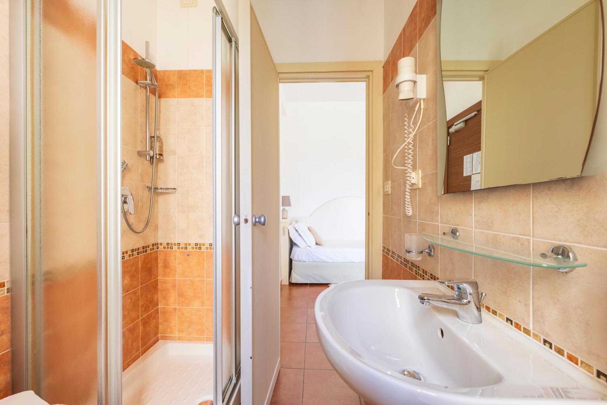 Dreibettzimmer mit Meer- oder Poolblick