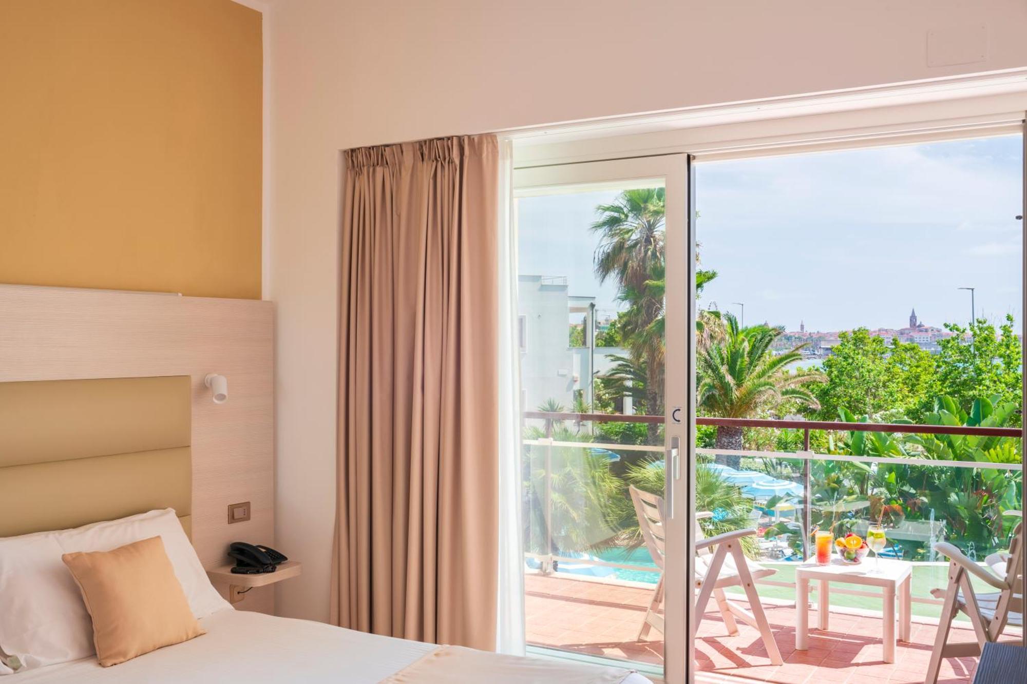 Doppelzimmer mit Meer- oder Poolblick