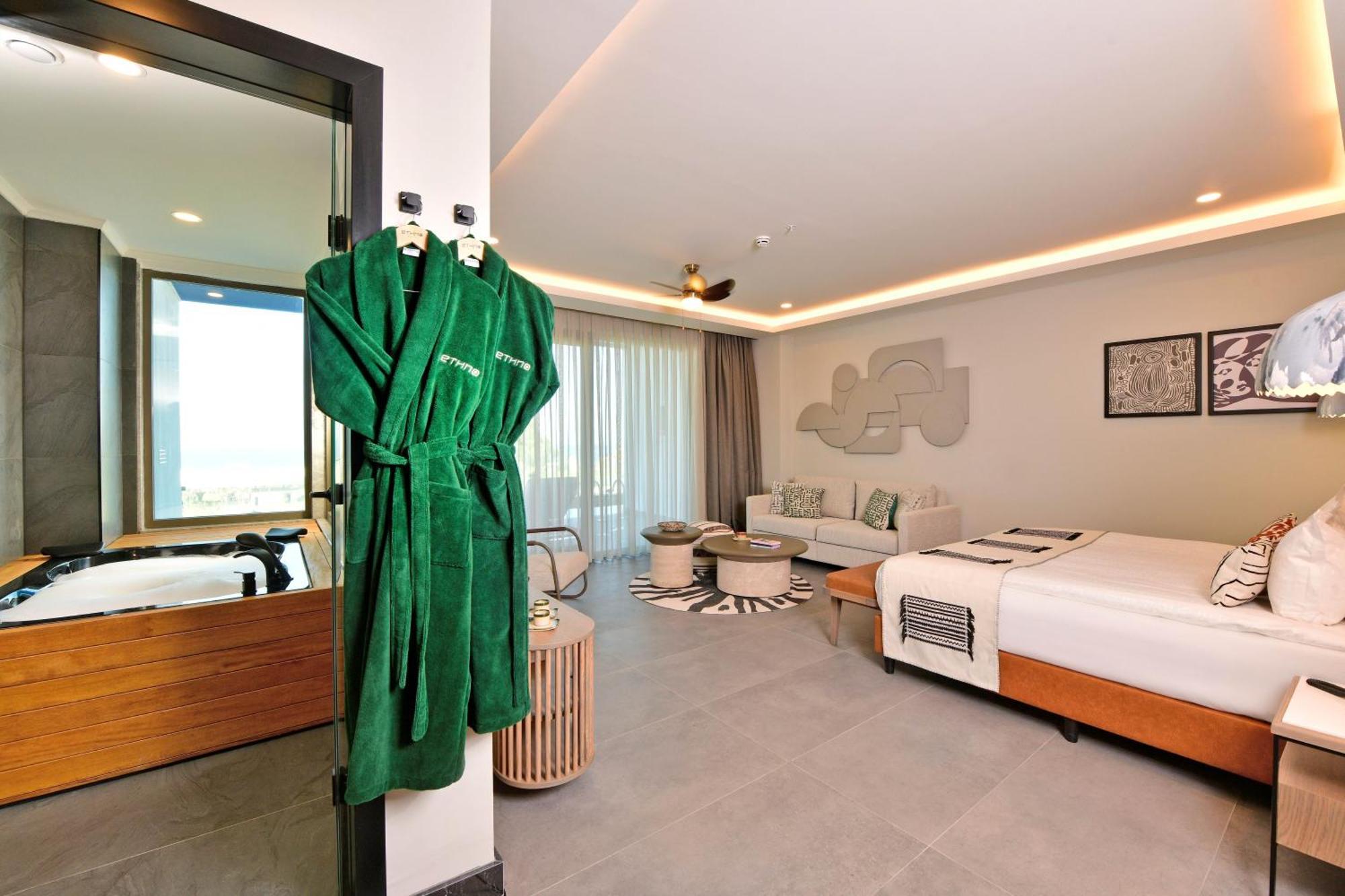 Superior Jacuzzi Room Sea View