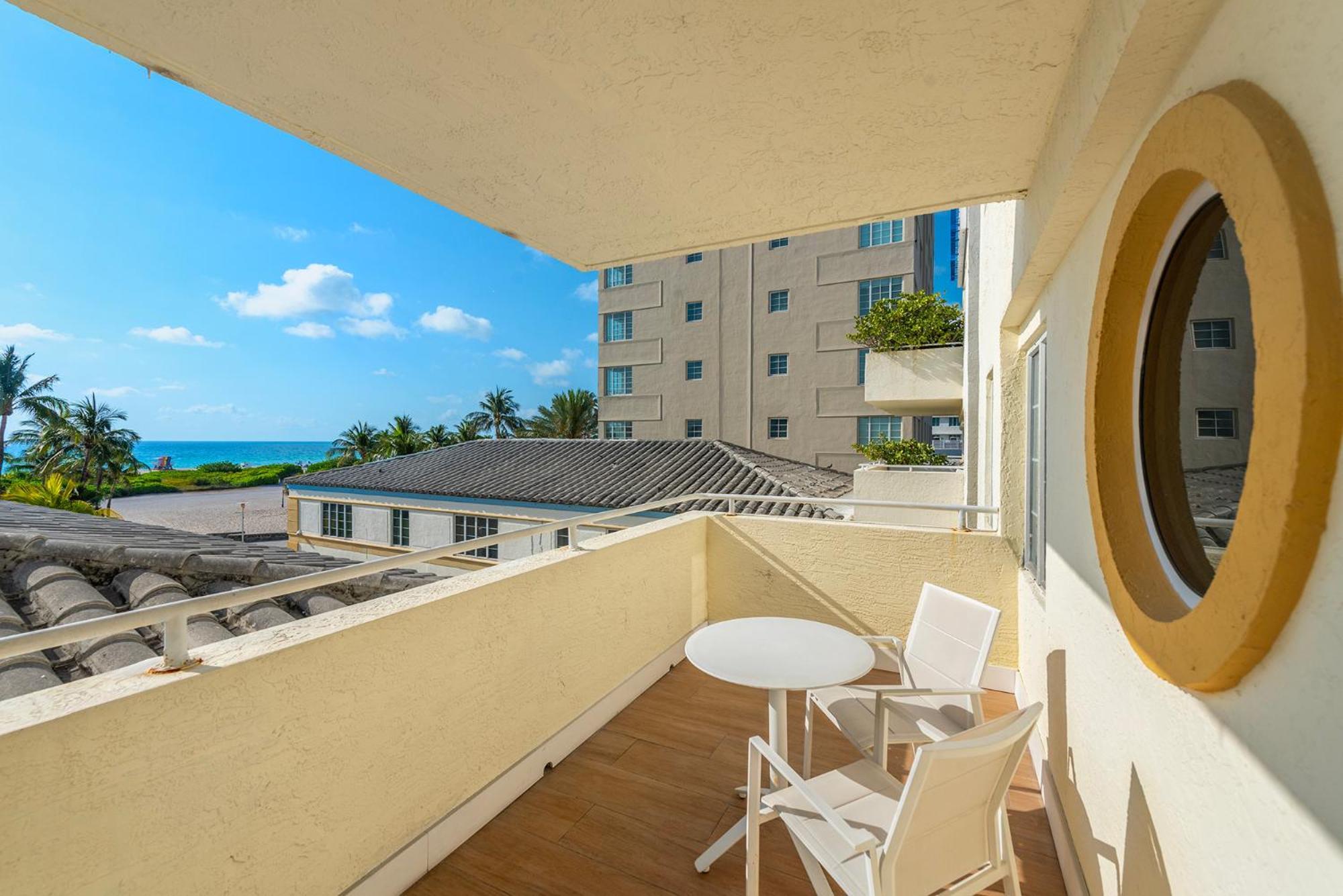 Quarto com varanda e vista do mar