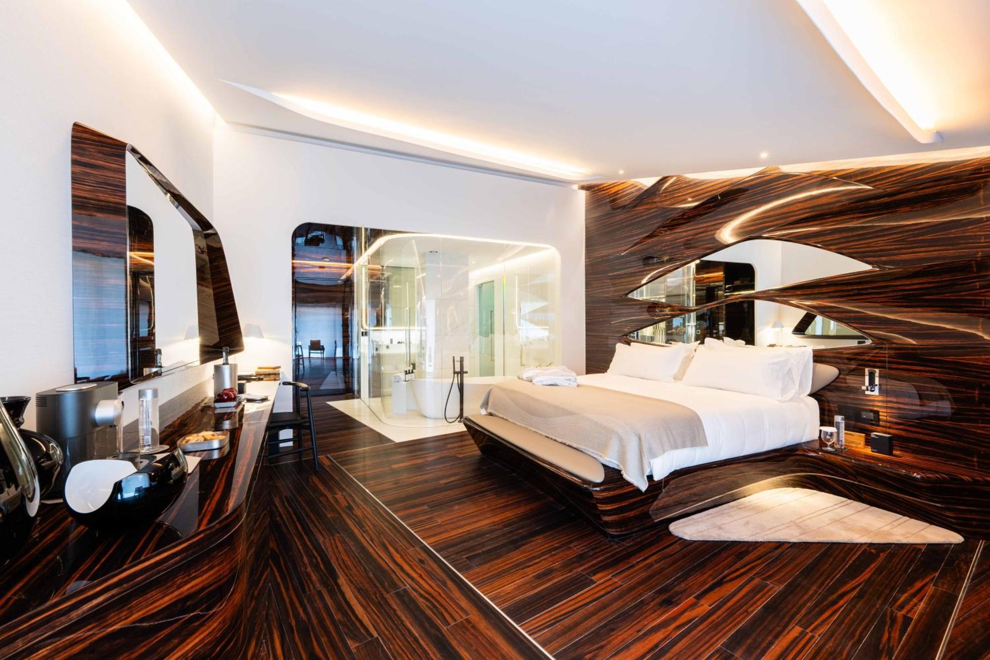 Habitación con cama extragrande.