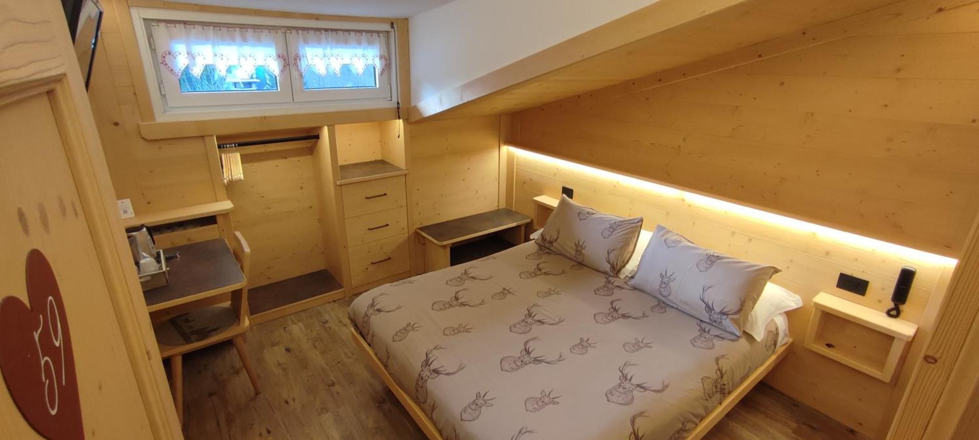 Twee Aangrenzende Kamers met Eigen Externe Badkamer (4 Volwassenen)