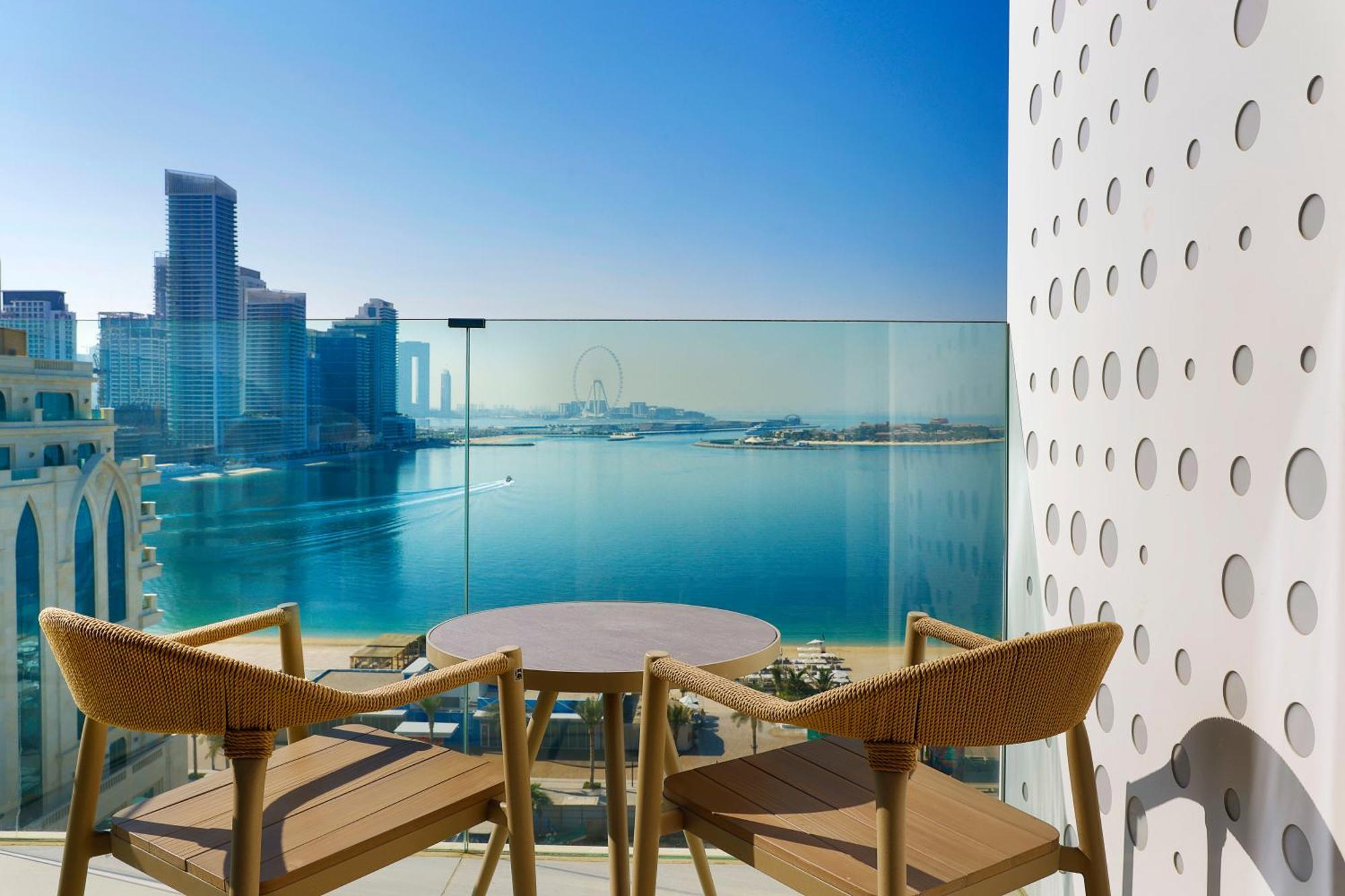 King Deluxe Room with Balcony and Partial Sea View