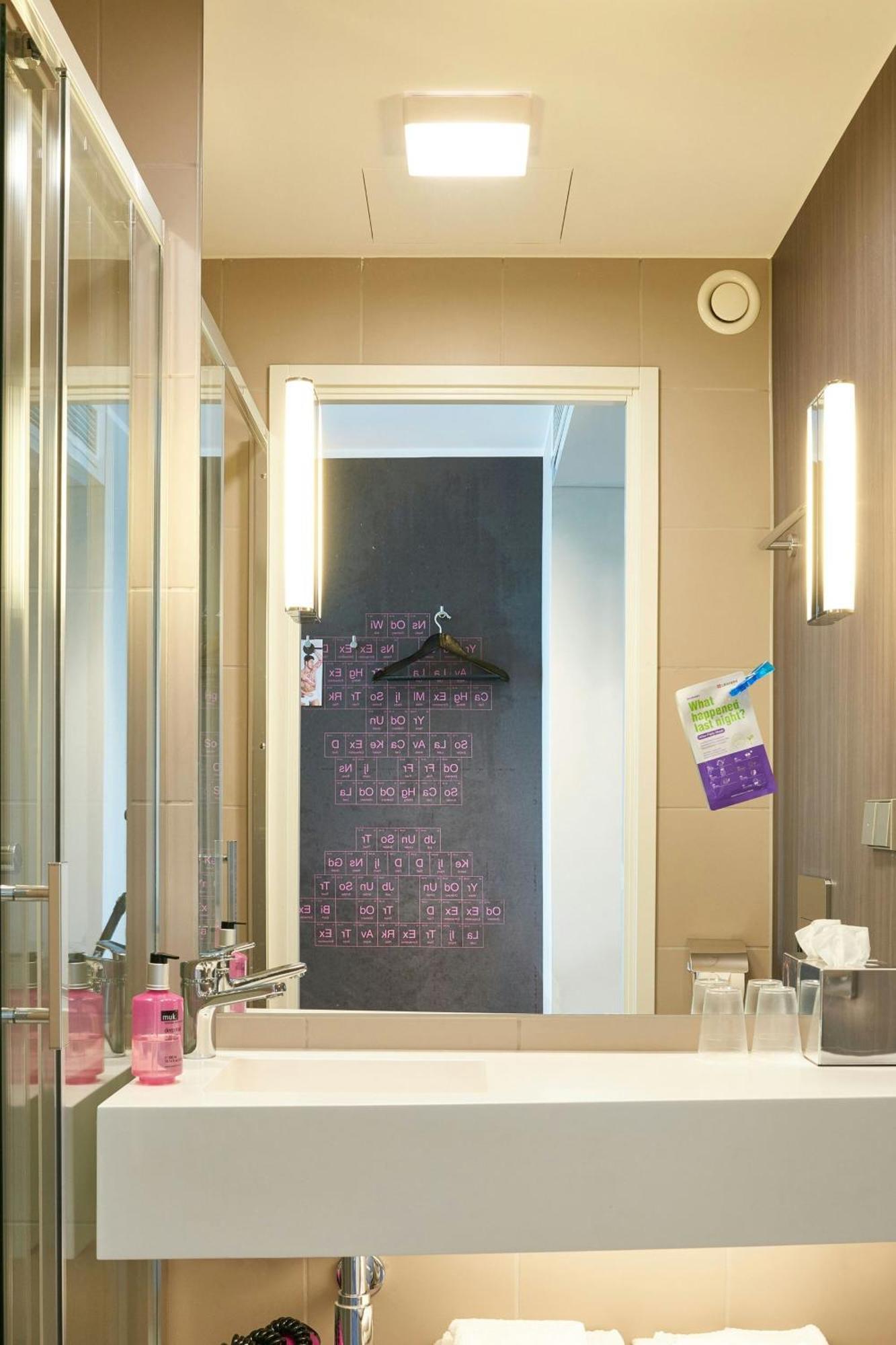 Moxy Sleeper Guest room 1 Queen