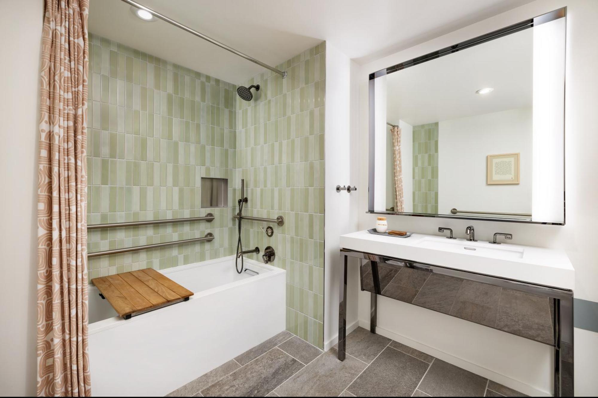 King Room Bath Tub Mobility Accessible,1634488941:JPEG