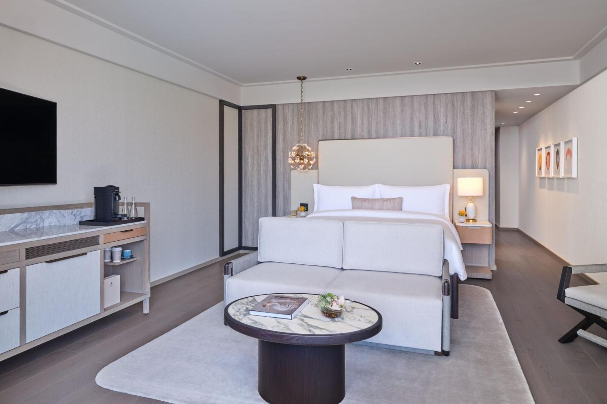 Grand Deluxe King Room with Ocean View - Hearing Accessible