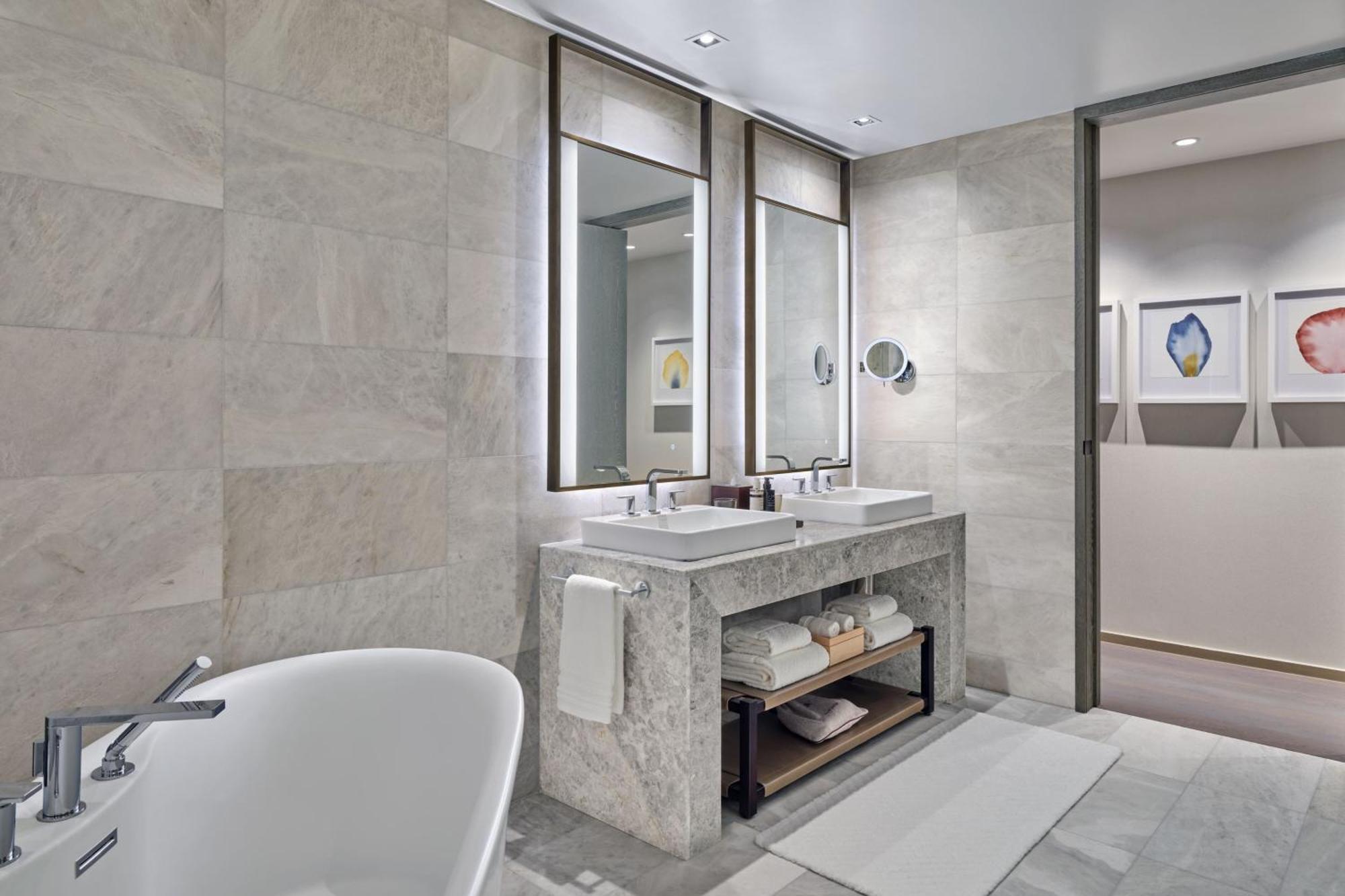 Grand Deluxe King Room with Ocean View - Hearing Accessible