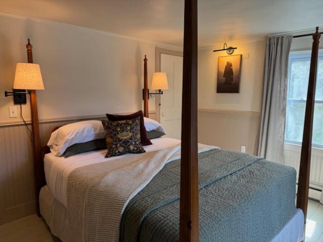 Queen Room,1635963700:JPEG