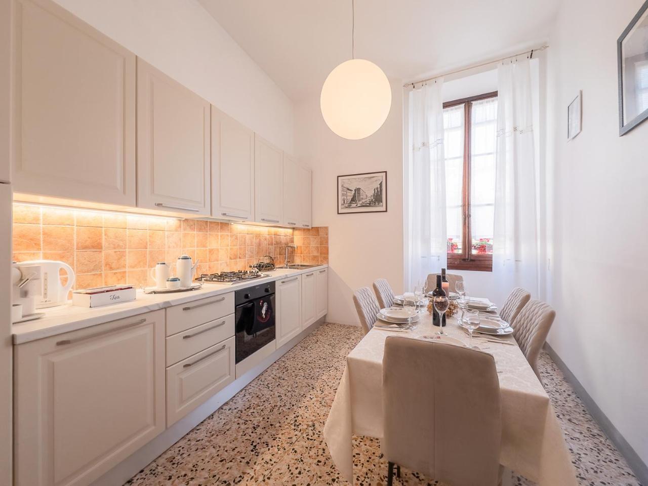Deluxe One-Bedroom Apartment