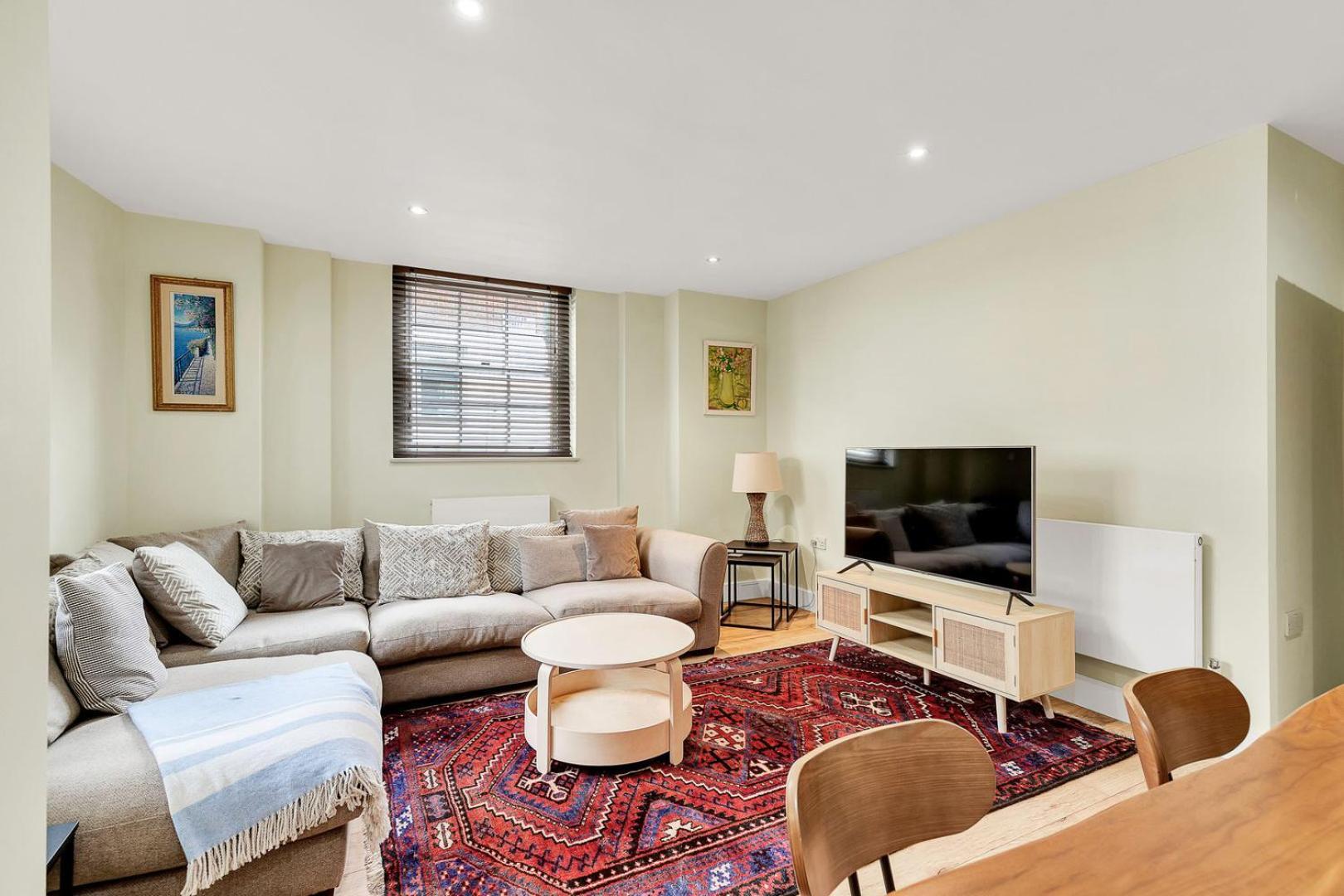 Quarto com Cama King-size e Vista da Piscina