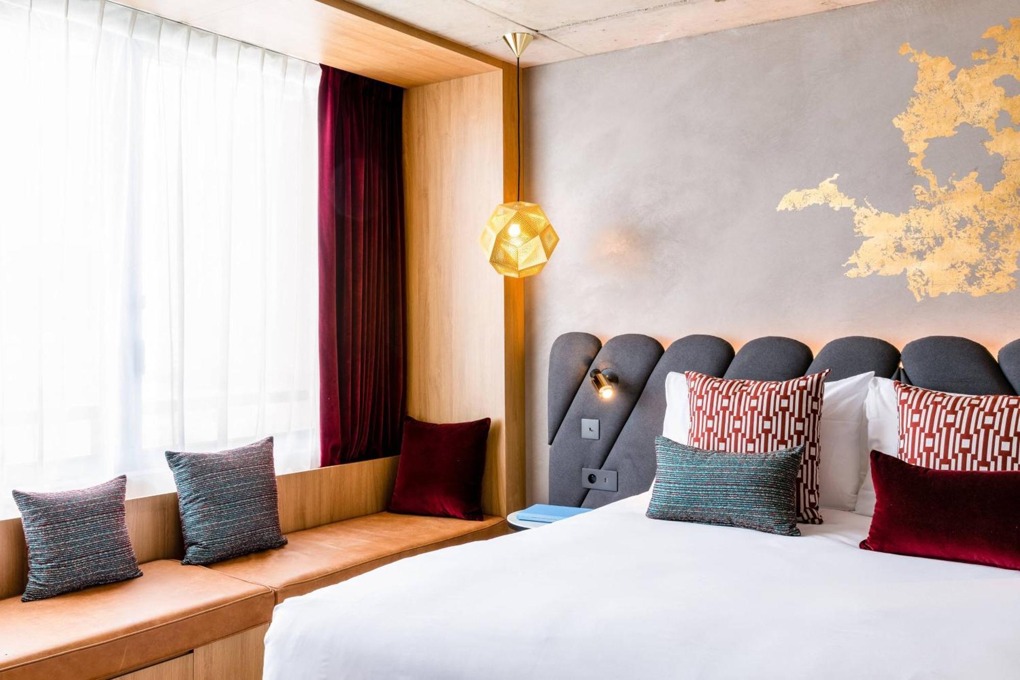 La Muse Room Queen Bed