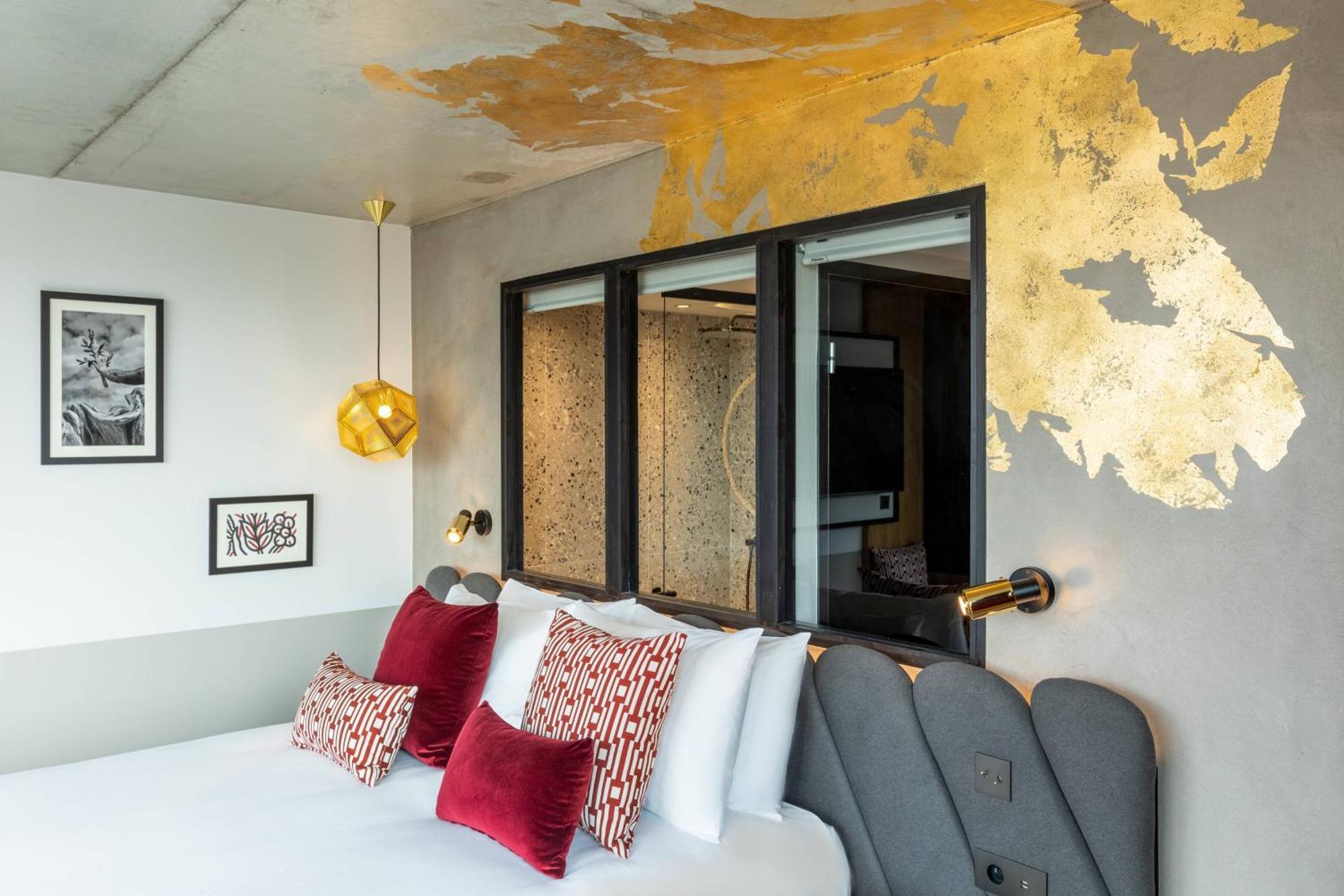 La Galerie Room Larger Room King Bed City View