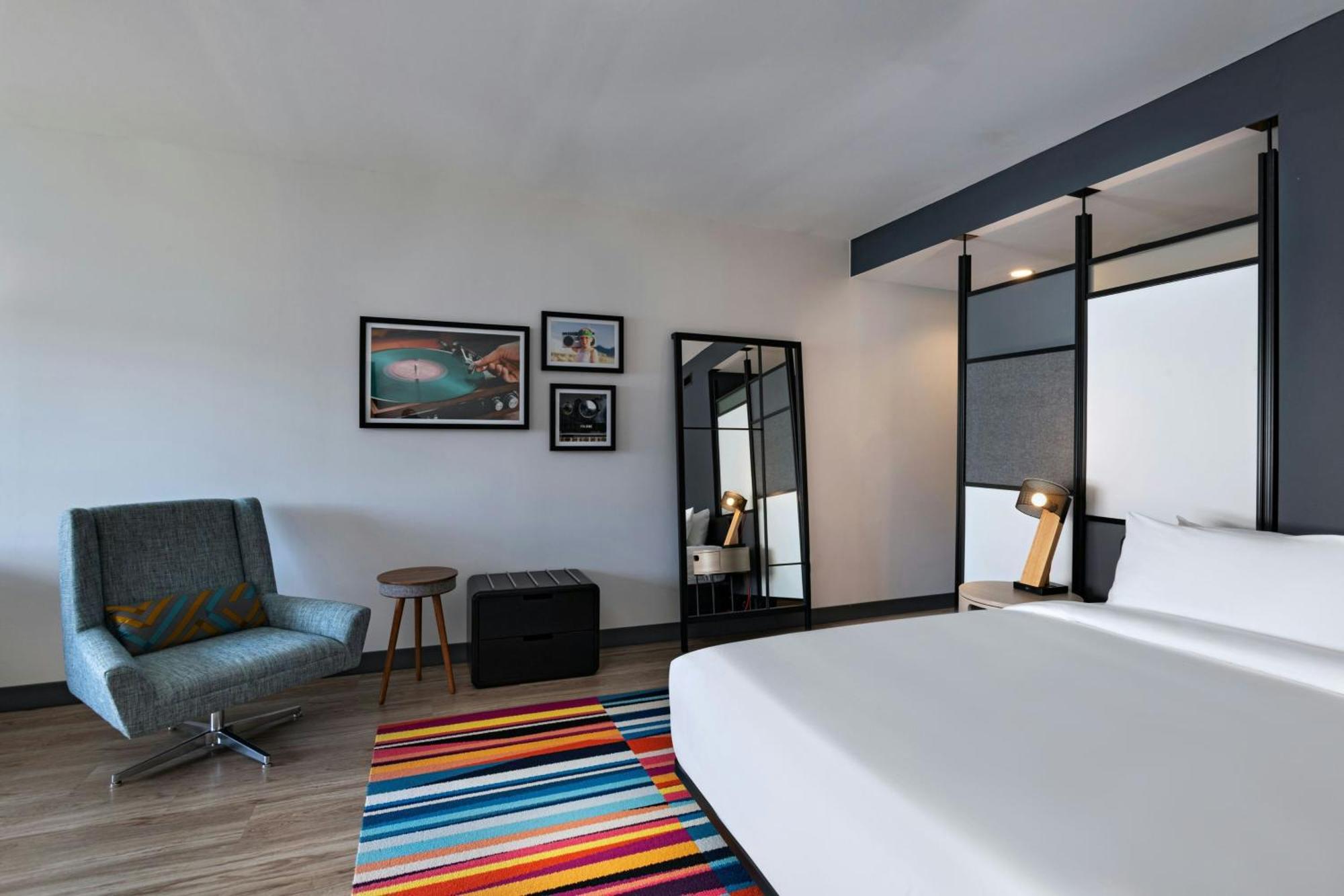 Suite con cama extragrande y vistas a la piscina