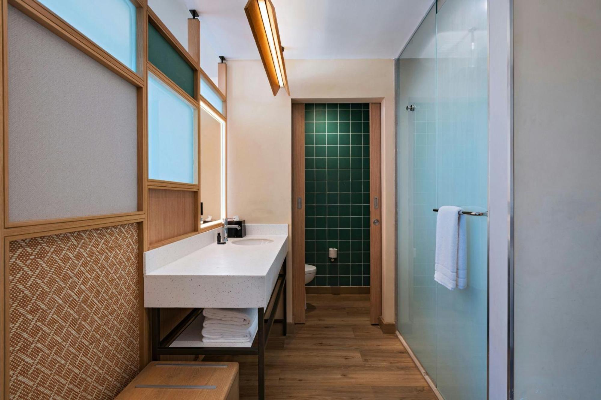 Aloft Guest room 1 King