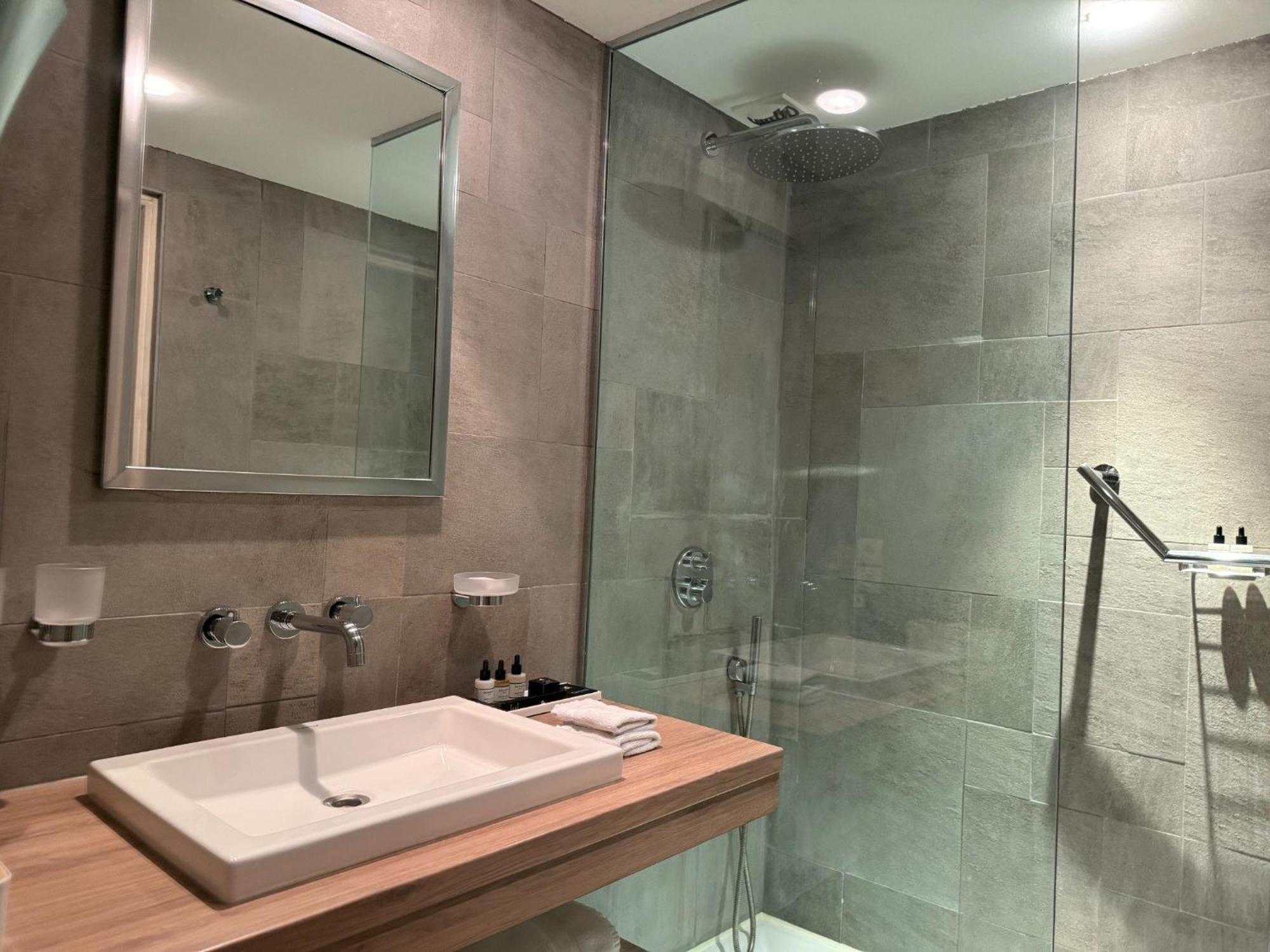 Comfort Double Room Shower
