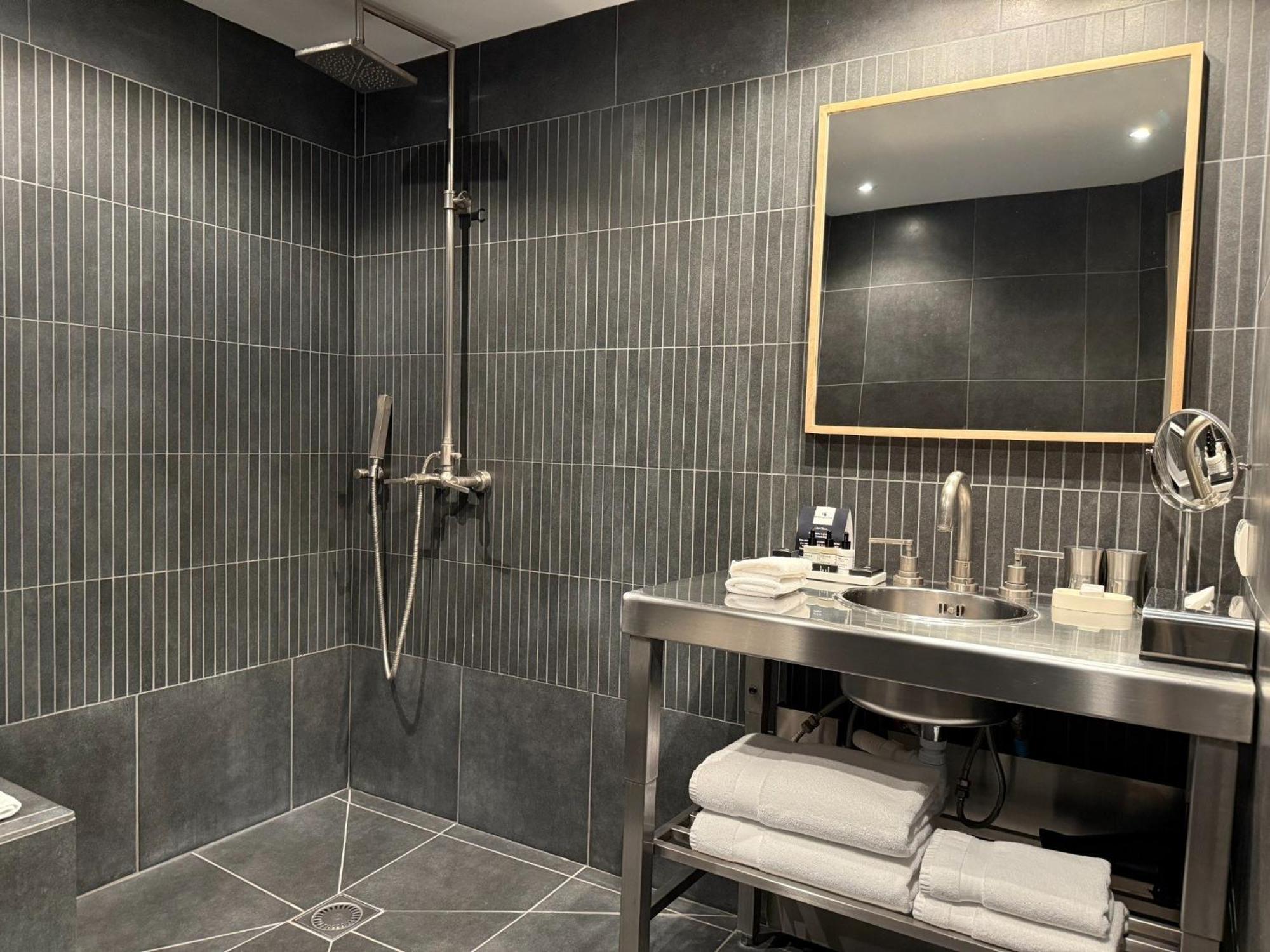 Standard Double Room Shower