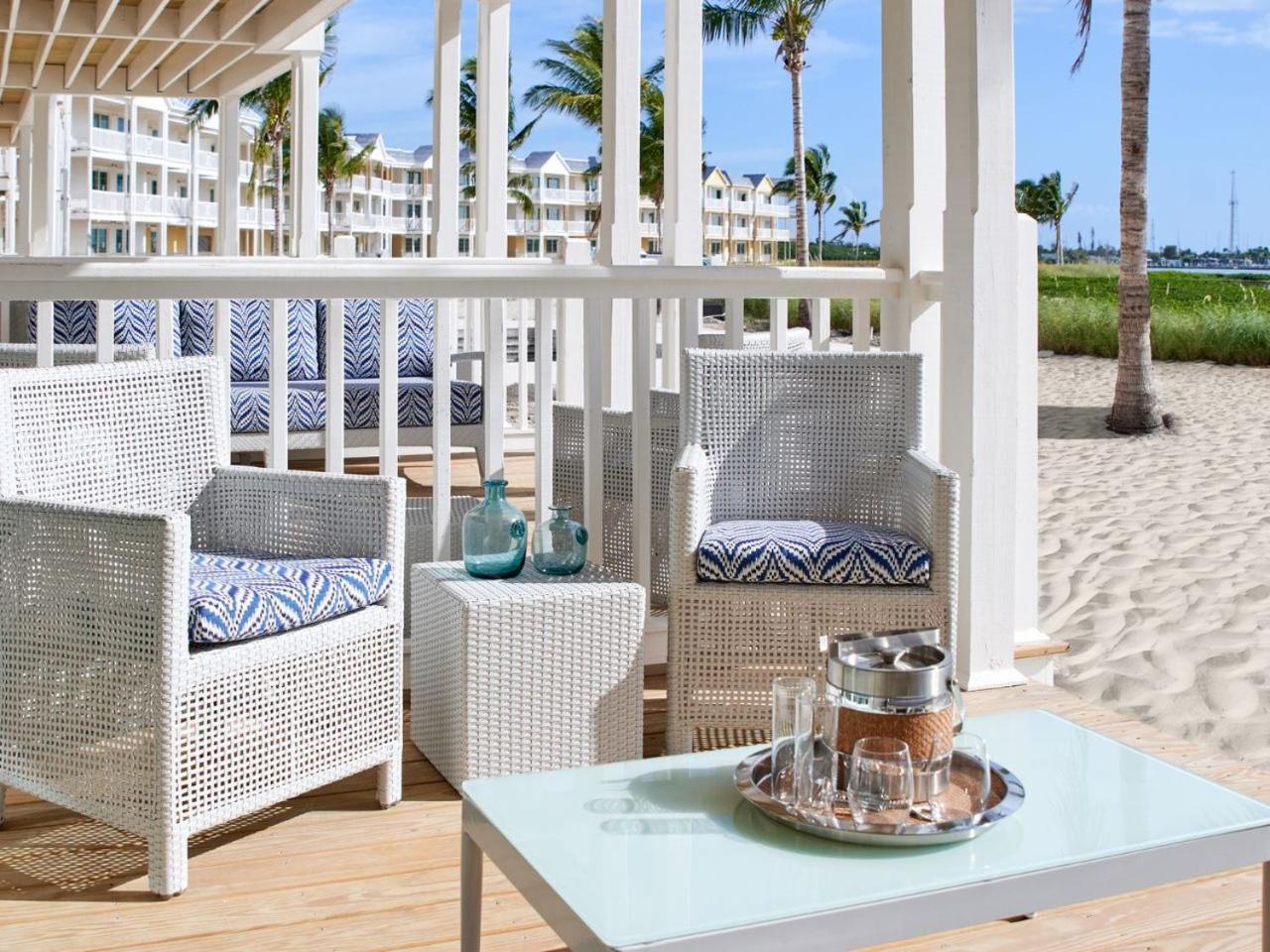 Suite de un dormitorio y porche frente al mar, cama extragrande en el dormitorio principal y sofá cama doble