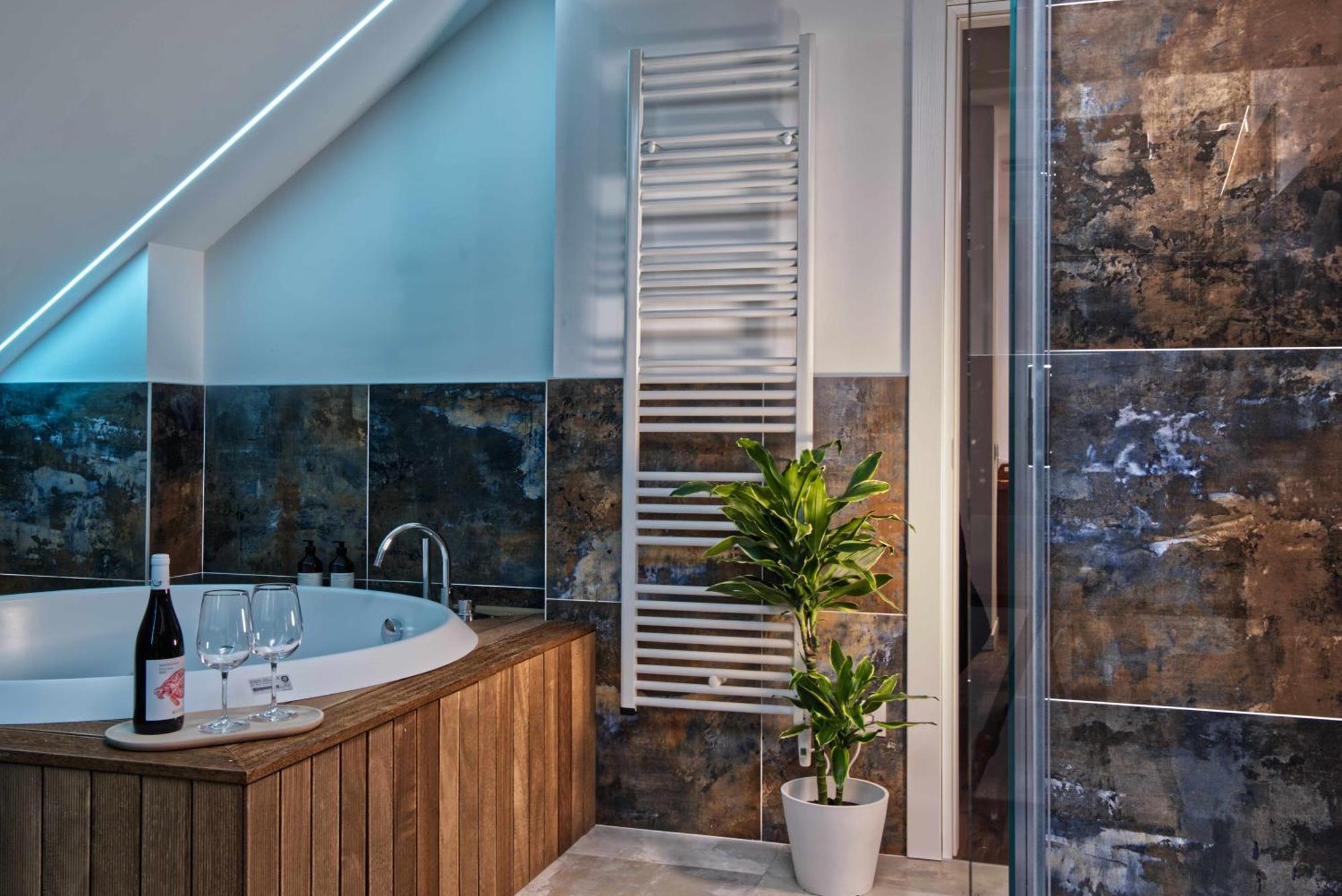 Queen Suite Spa Bath,1648236264:JPEG