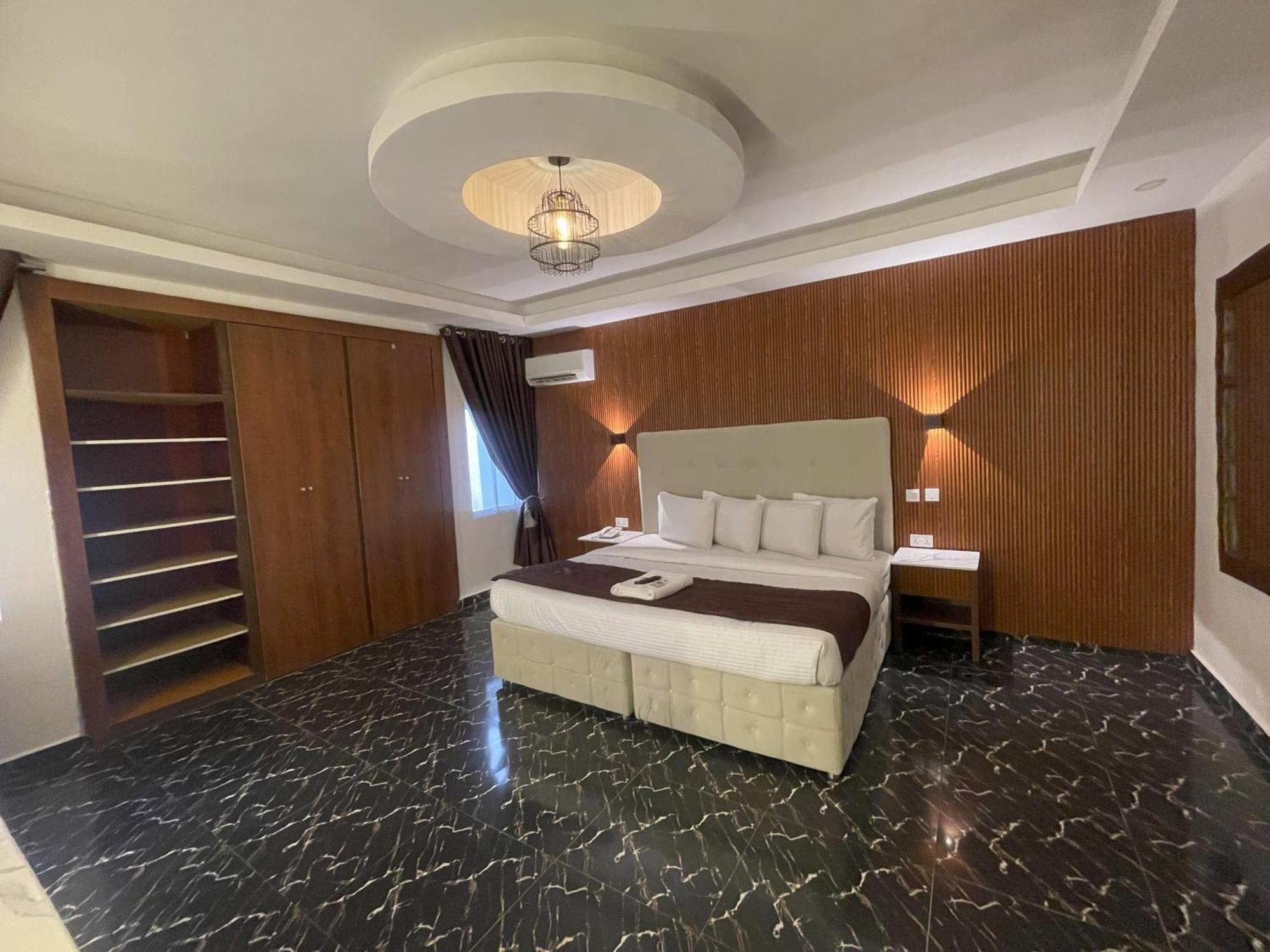 Deluxe Family Room