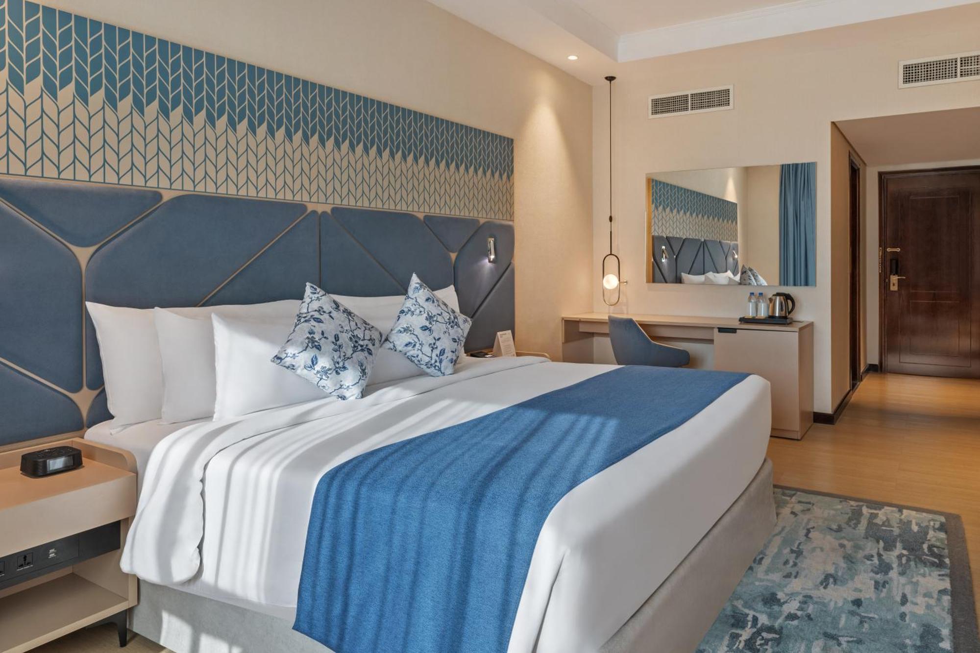 Deluxe Room F&B Complimentary Shuttle to Dubai Mall & La Mer Beach