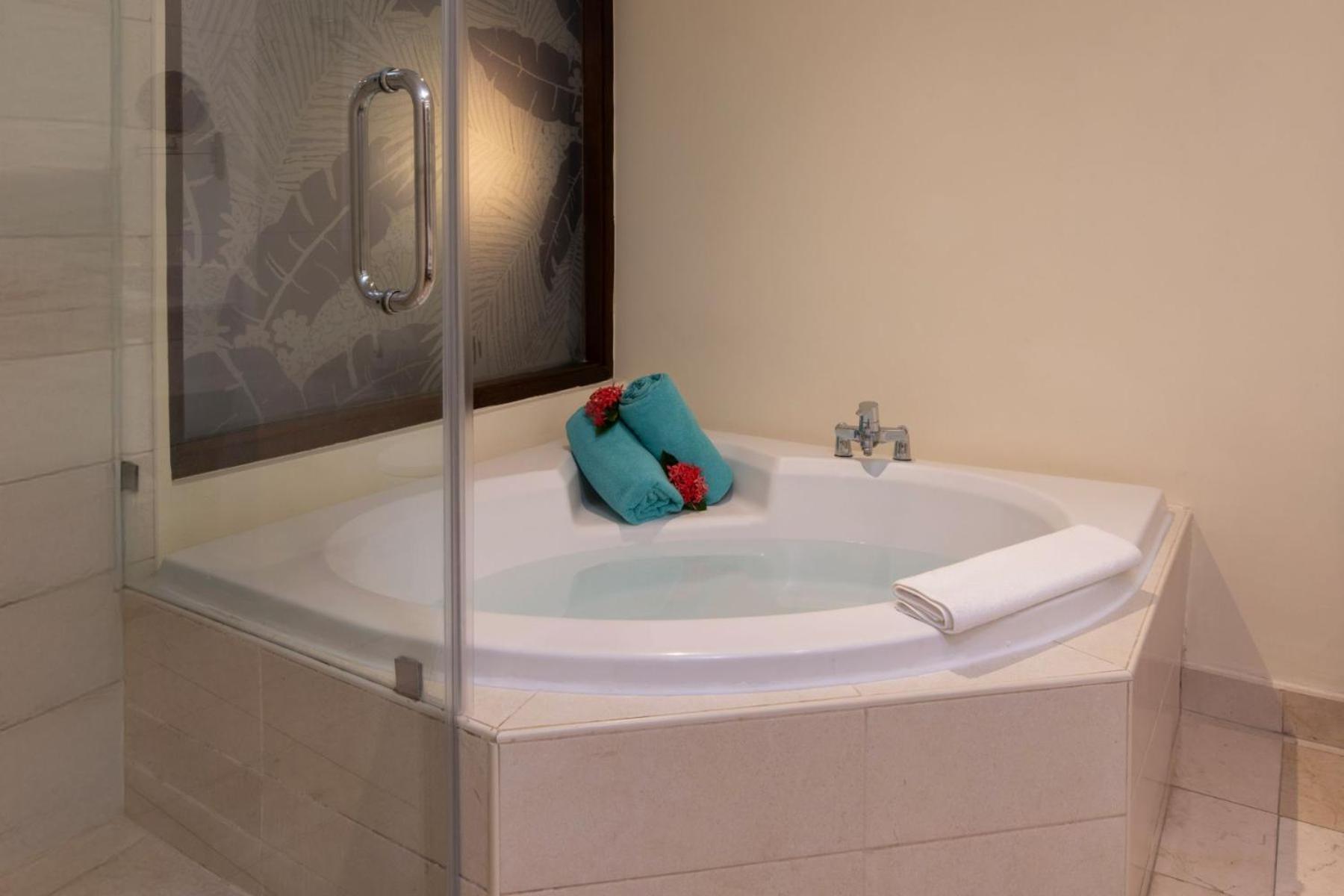 Suite Júnior Premium com Vista Tropical e Banheira de Hidromassagem