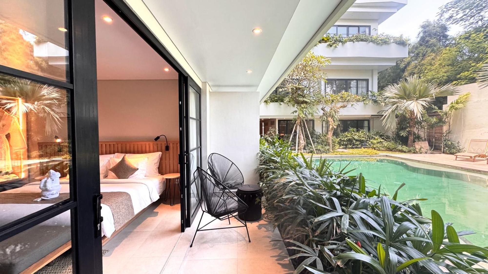 Deluxe Room Pool Access