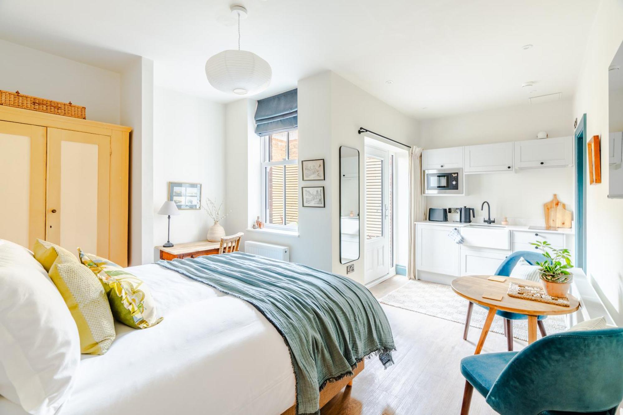 Studio 4 –Courtyard King with Kitchenette