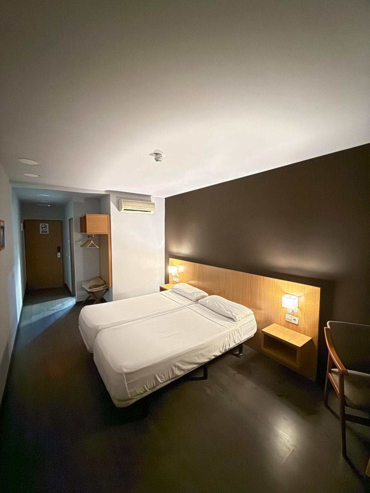 Twin Room,1658792765:JPEG