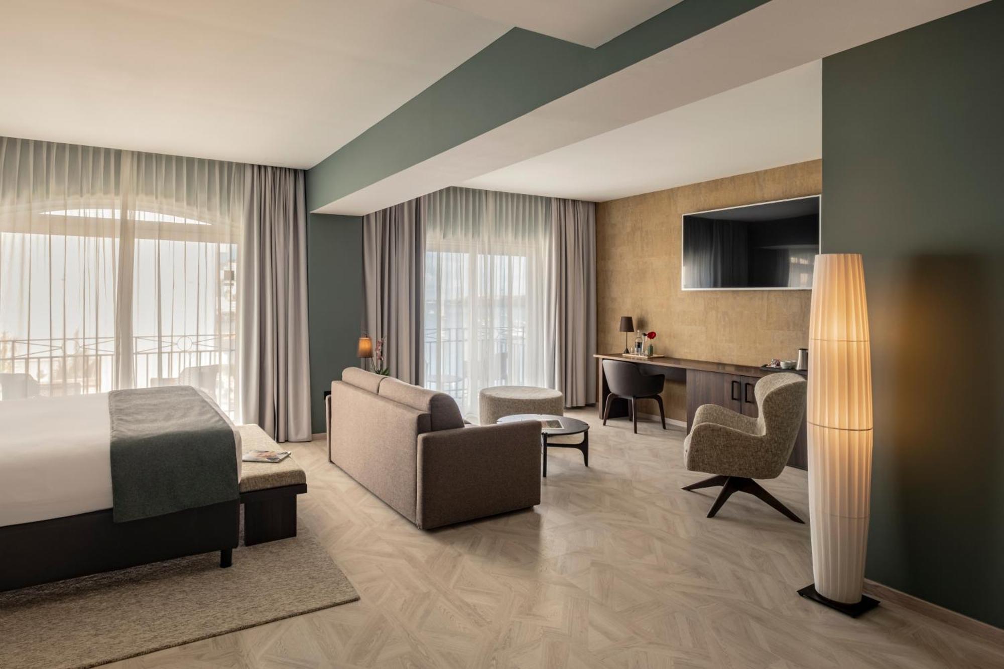 Deluxe Suite