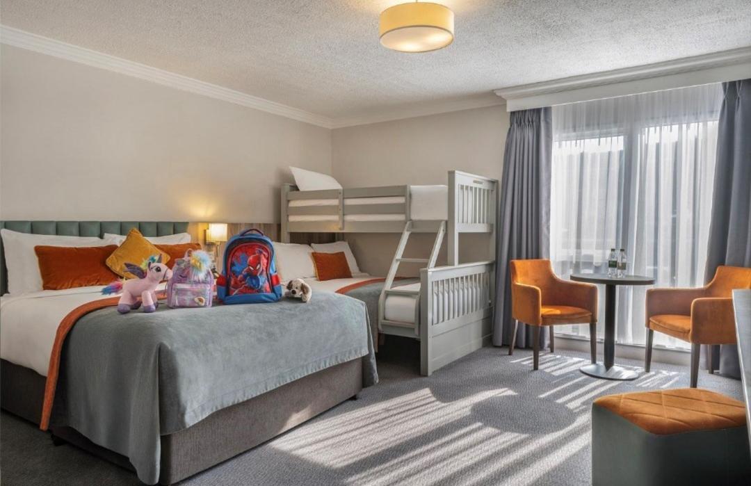 Family Room (2 Adults + 2 Children)