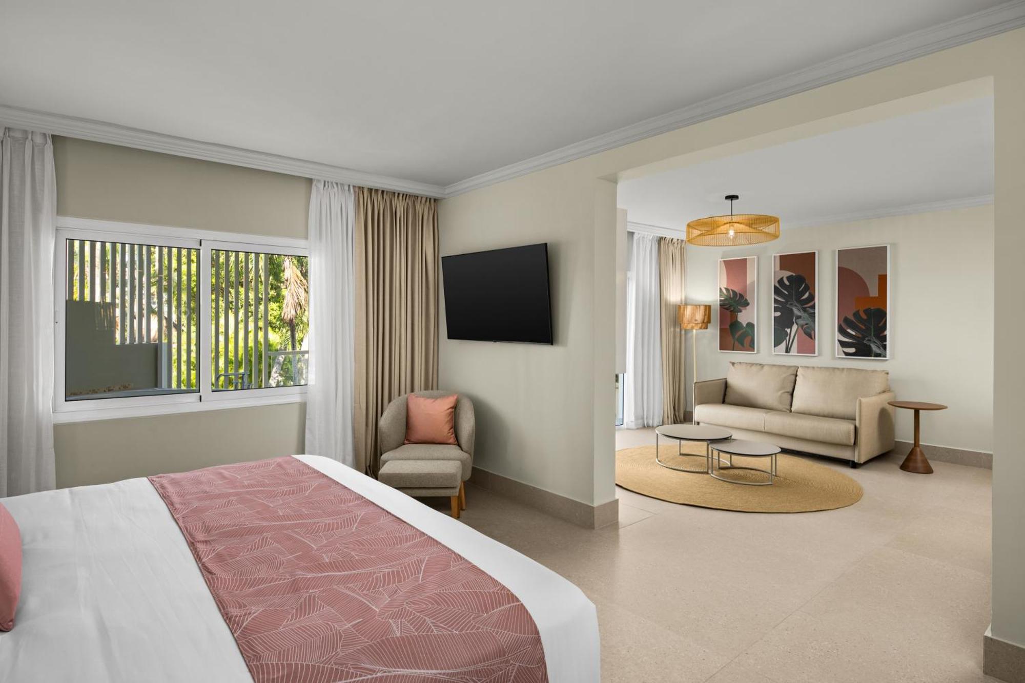 Club Junior-suite met kingsize bed en tropisch uitzicht