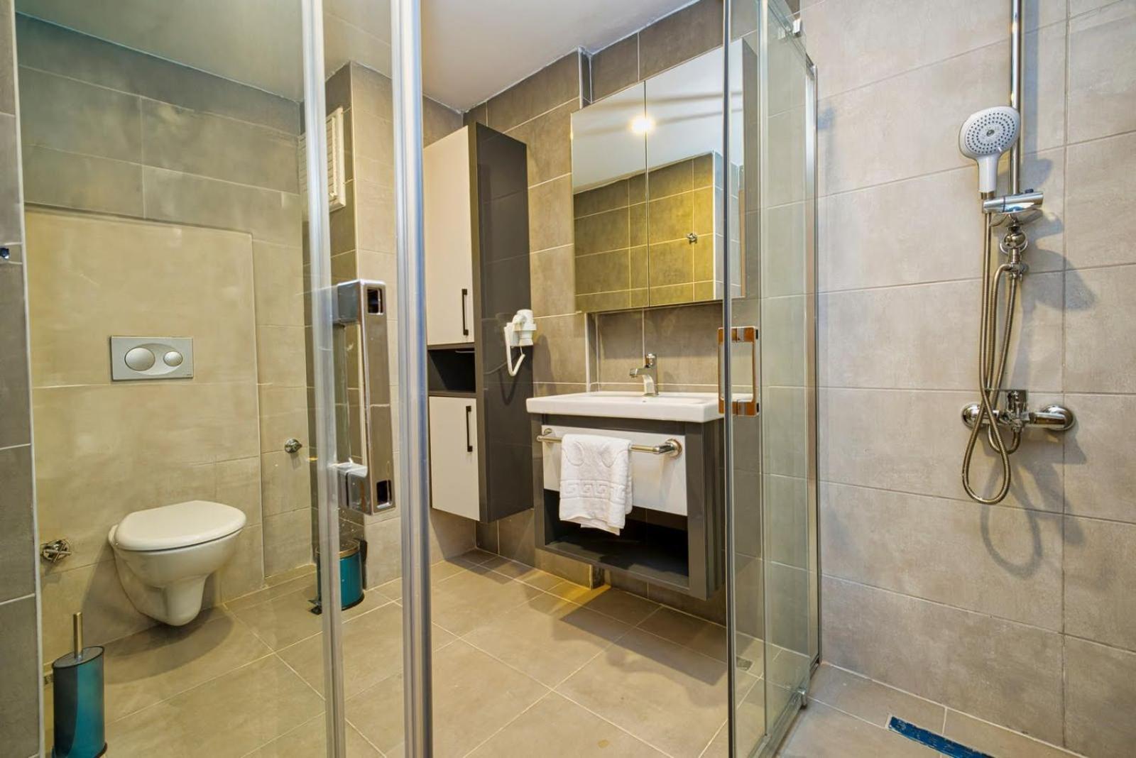 Zweibettzimmer mit Poolblick