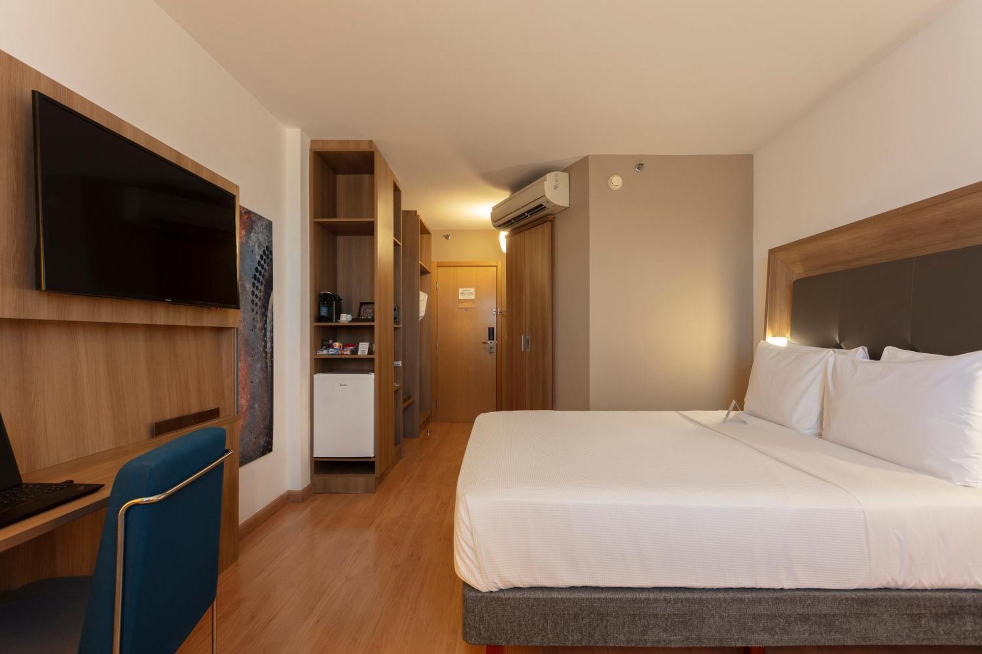 Double Room with Roll-In Shower - Mobility Accessible/Non-Smoking