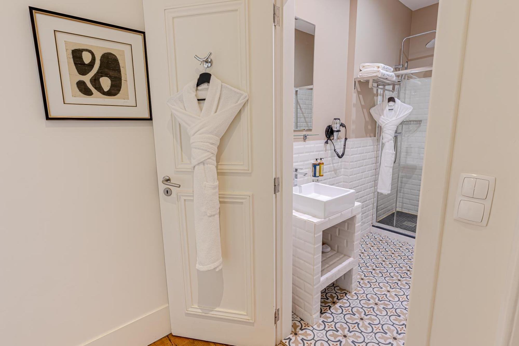 Deluxe Suite Square View