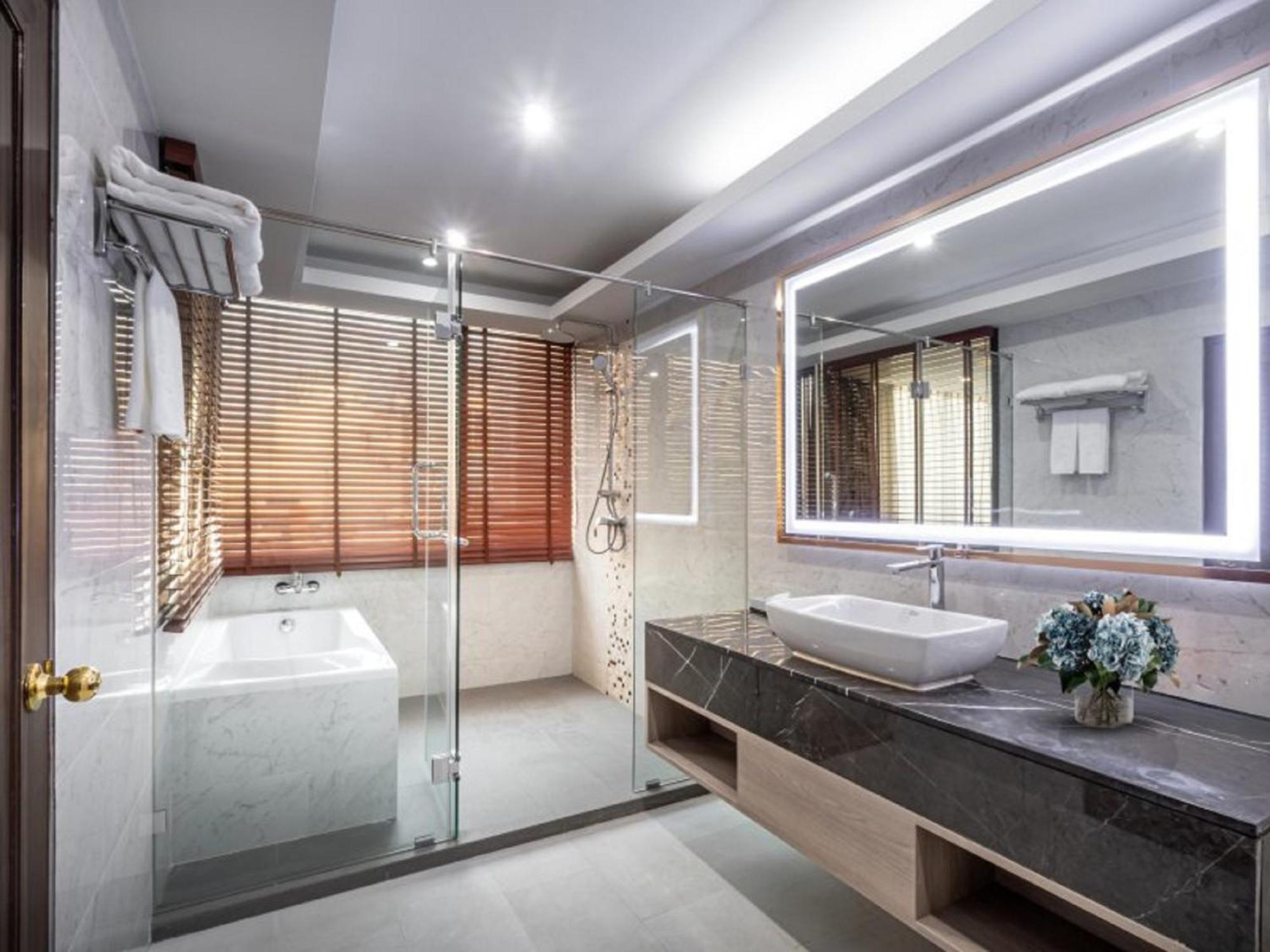 One-Bedroom King Suite
