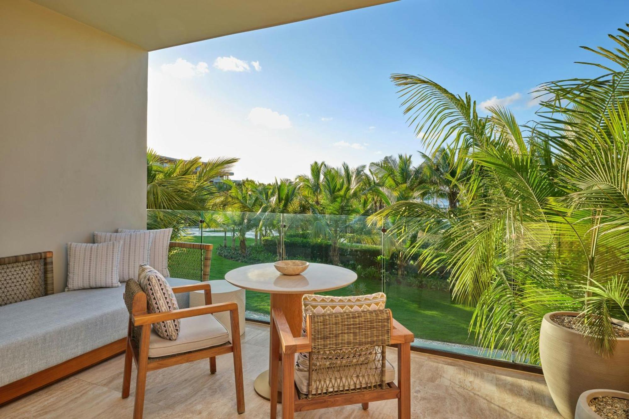 Habitación con cama extragrande, balcón y vistas parciales al mar