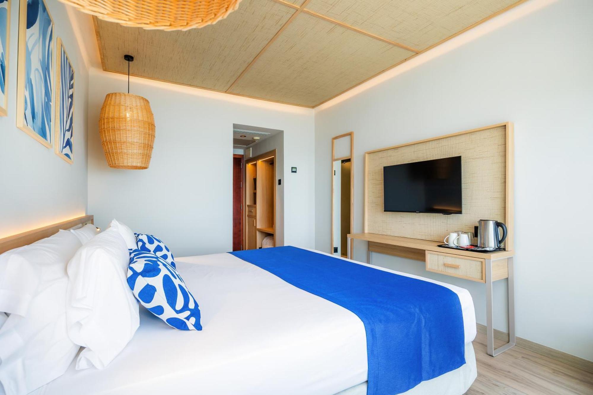 Double or Twin Room with Sea View