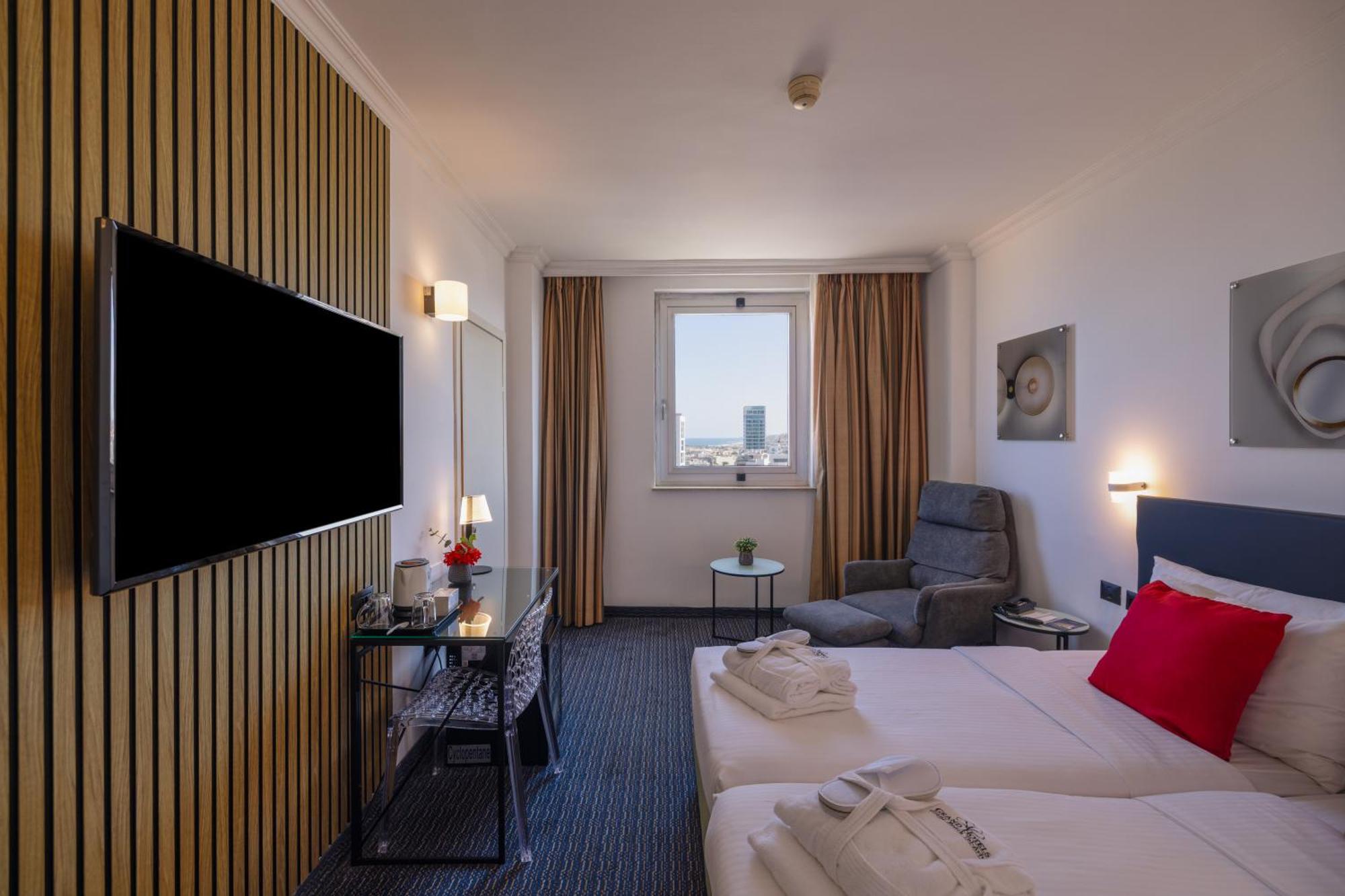 Double or Twin Room Lounge Access
