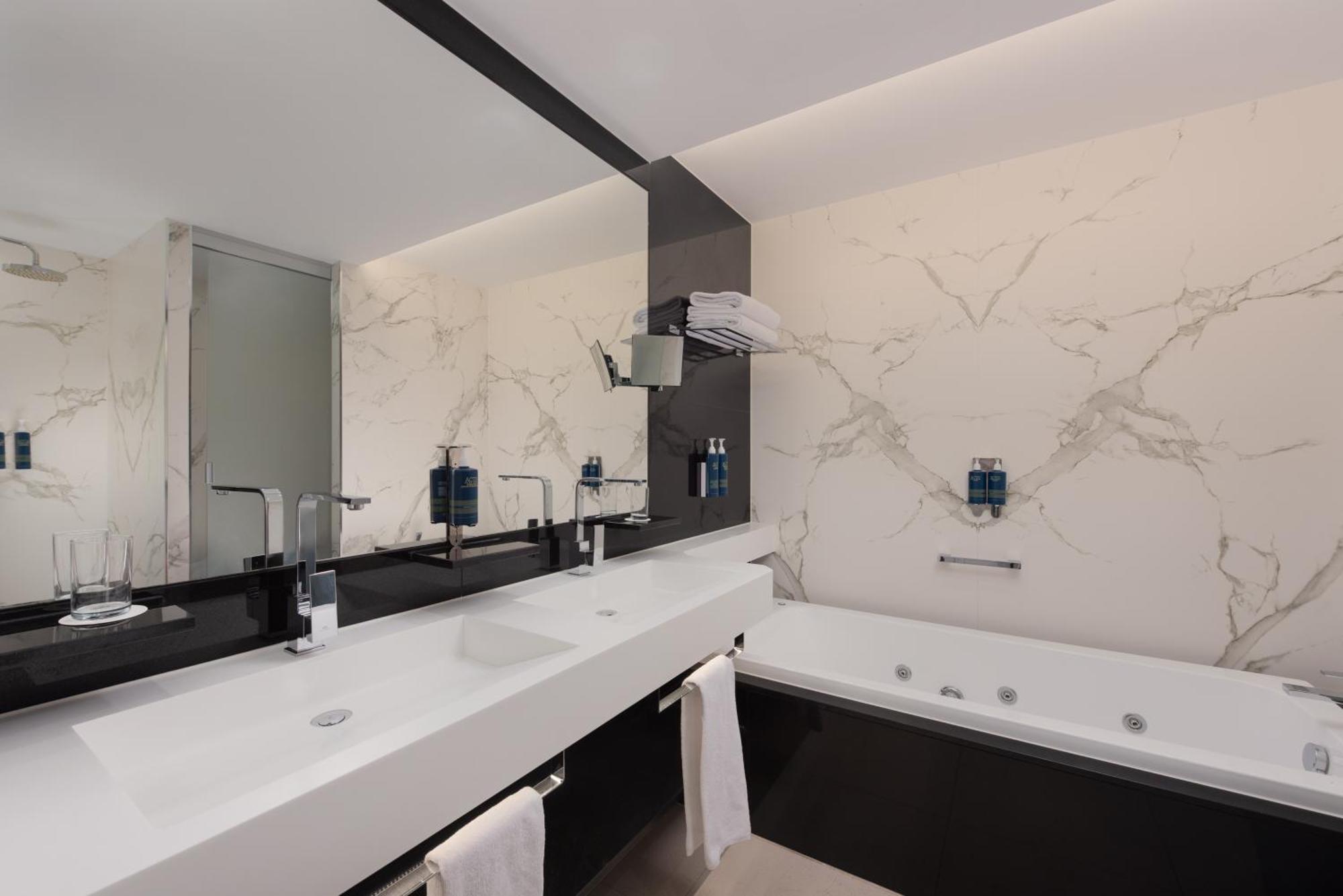 Premium Queen Room with Sofa Bed, Balcony and Sea View,1692045194:JPEG