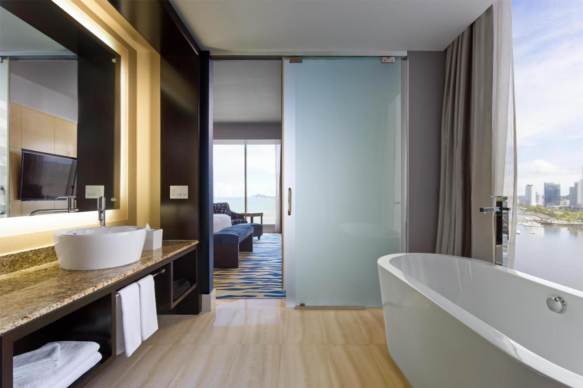 Suite Junior con cama extragrande y vistas al océano