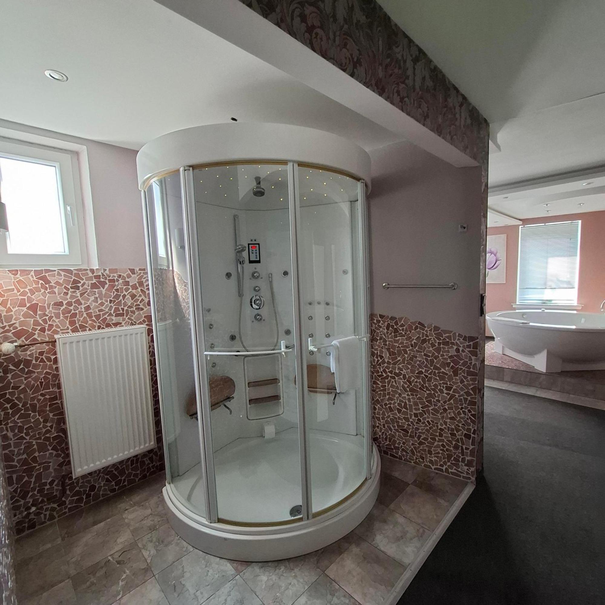 Deluxe Suite Spa Bath,1698113495:JPEG