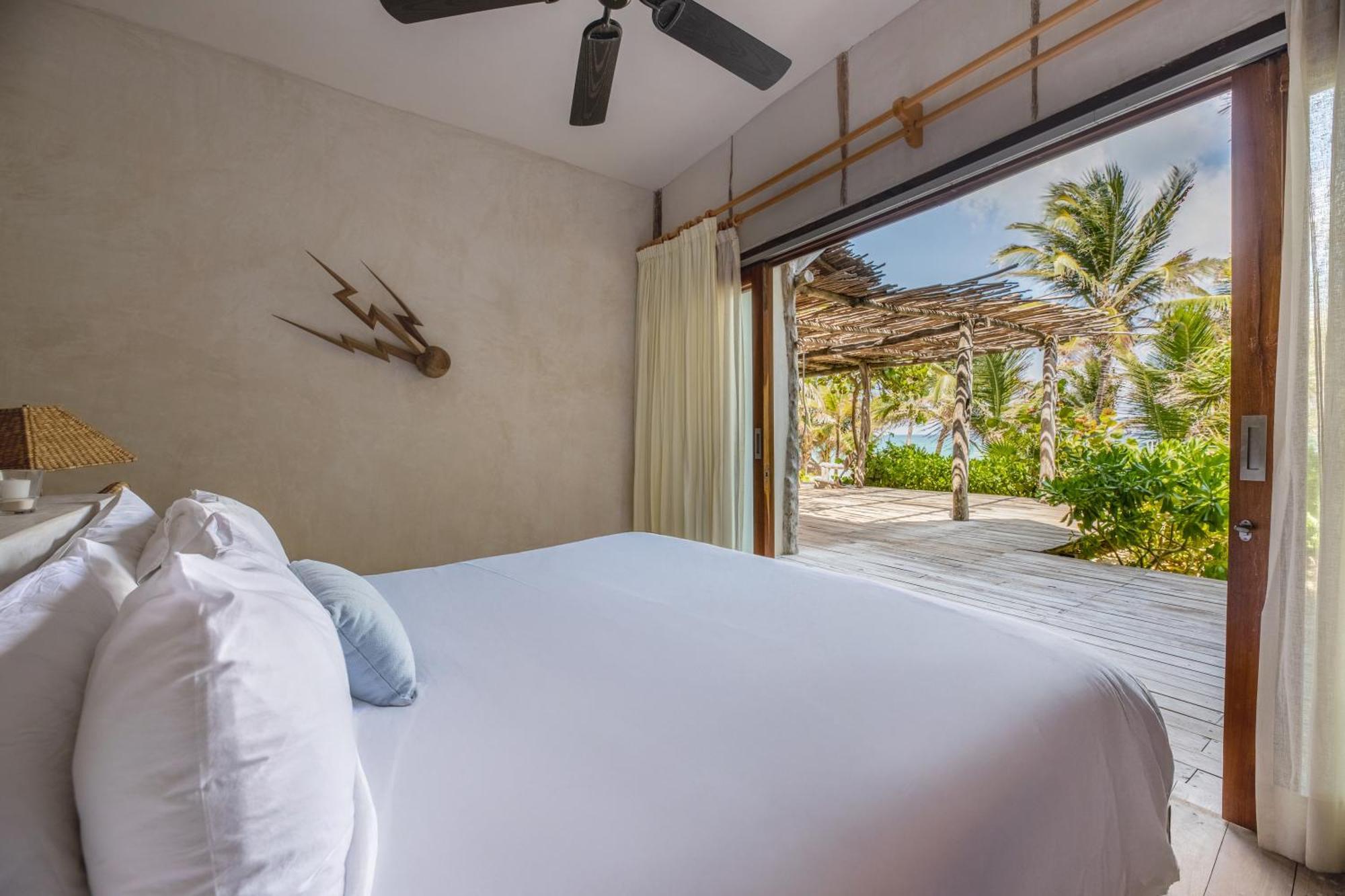 Beachfront Room,1698285607:JPEG