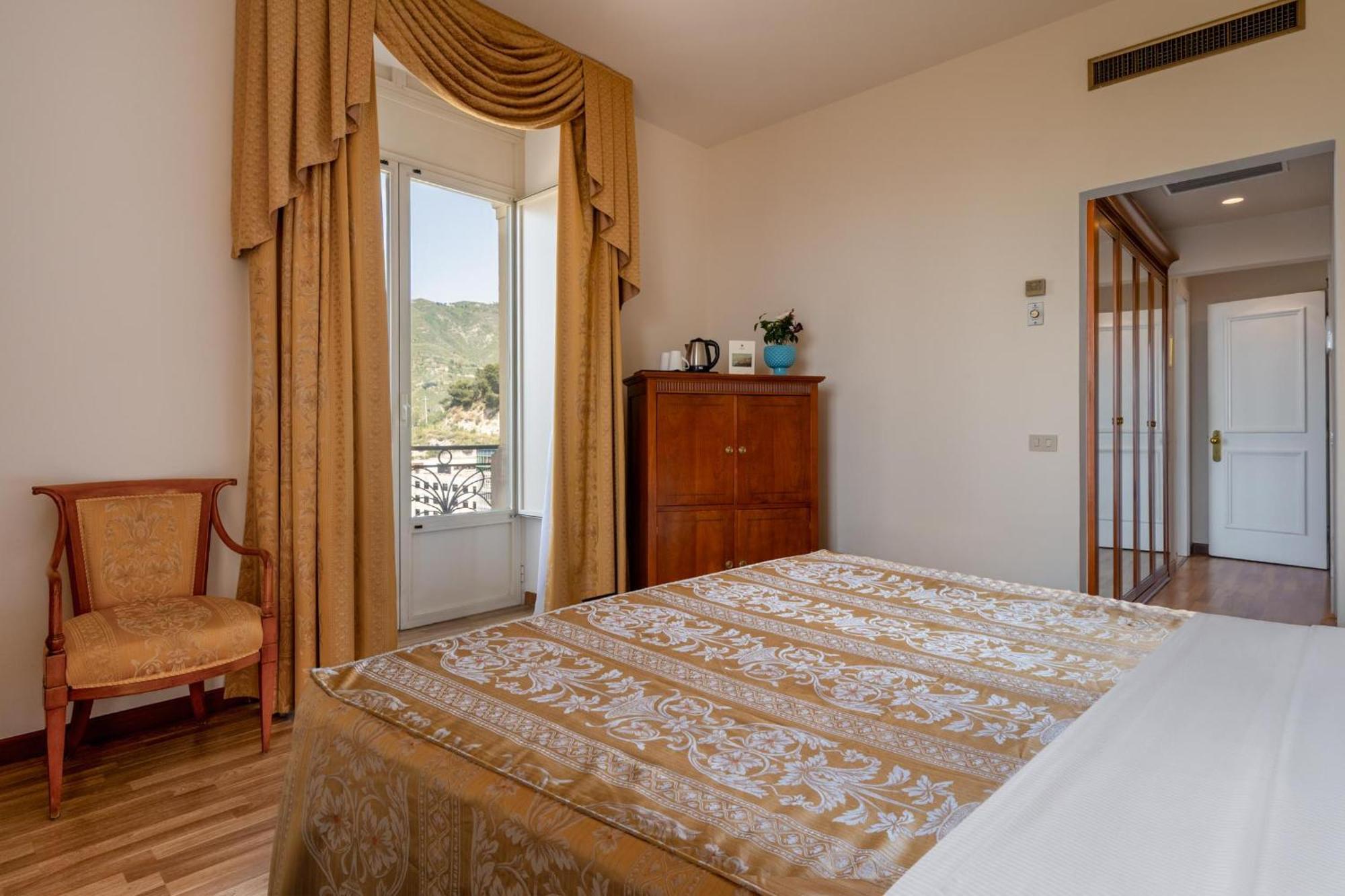 Double or Twin Room Sea View