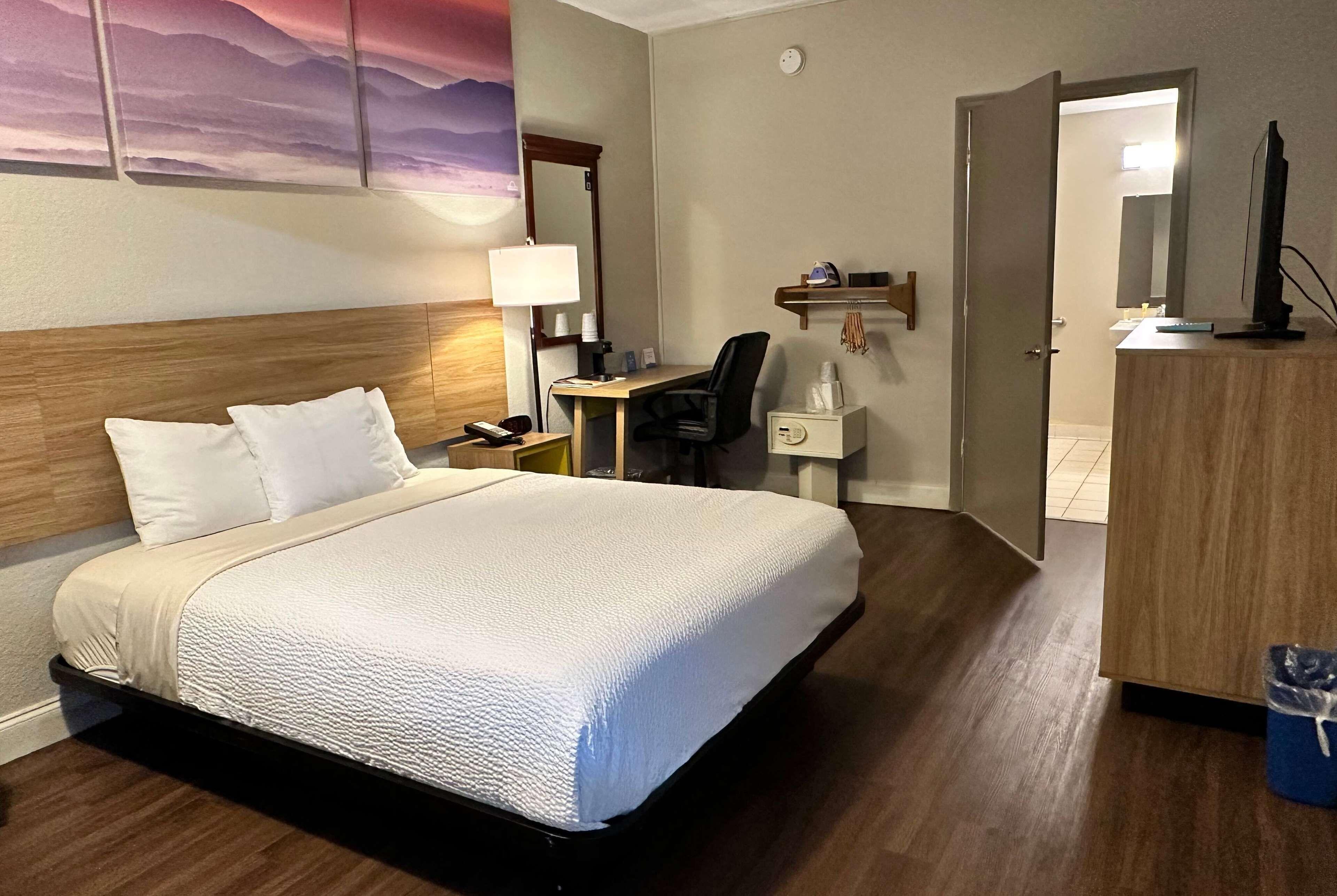 Queen Room Mobility or Hearing Accessible Non-Smoking